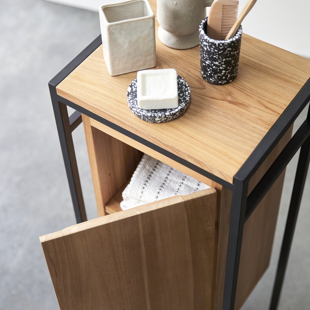 Michal - Mueble bajo en teca maciza y metal Michal - Mueble bajo en teca maciza y metal