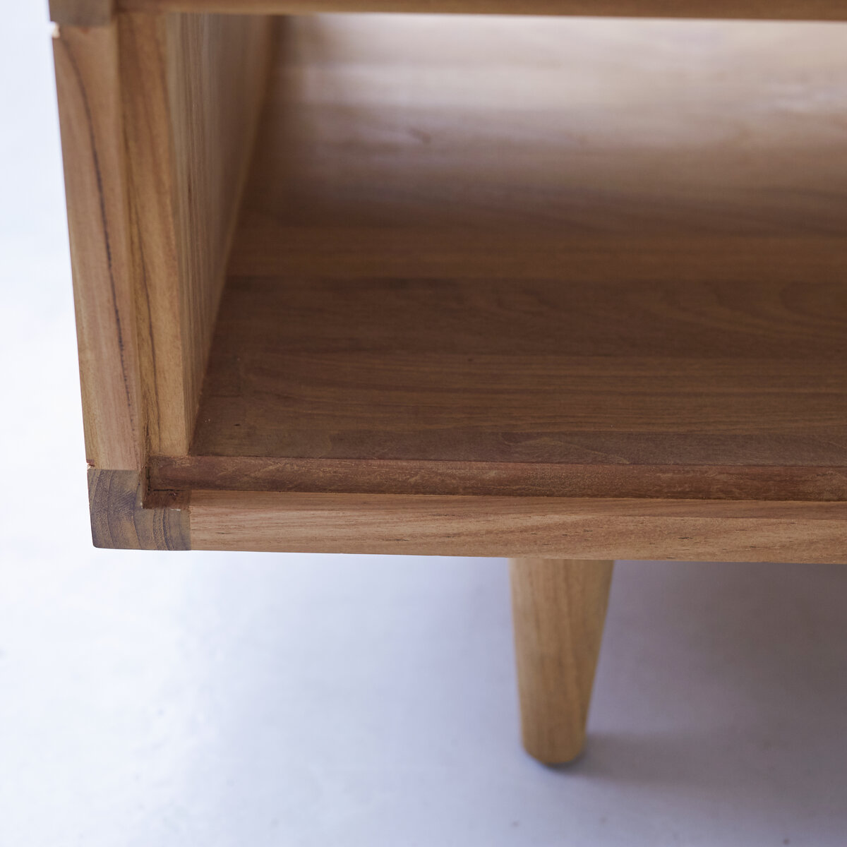 Jonàk - Couchtisch aus massivem Teakholz Jonàk - Couchtisch aus massivem Teakholz