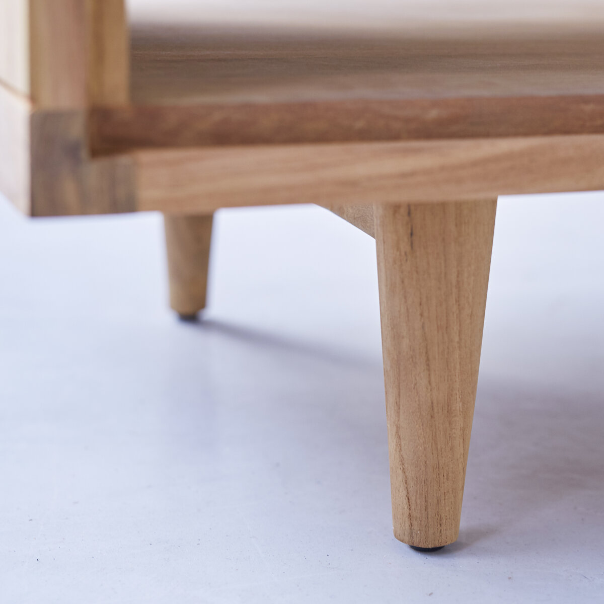 Jonàk - Couchtisch aus massivem Teakholz Jonàk - Couchtisch aus massivem Teakholz