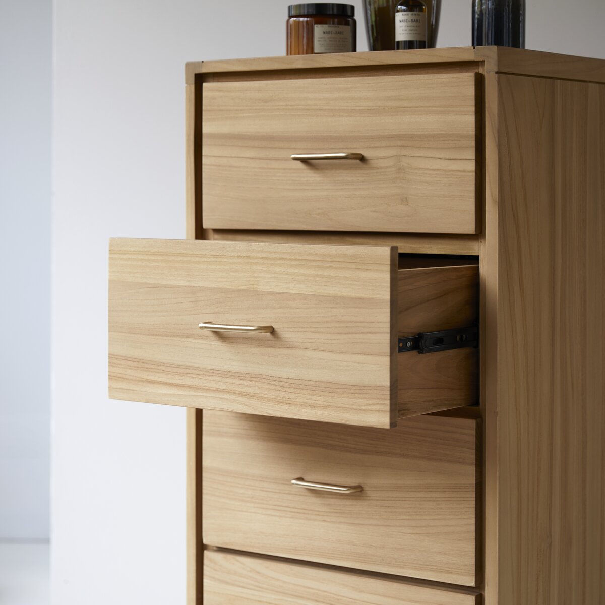 Kort - Hochkommode aus massivem Teakholz Kort - Hochkommode aus massivem Teakholz