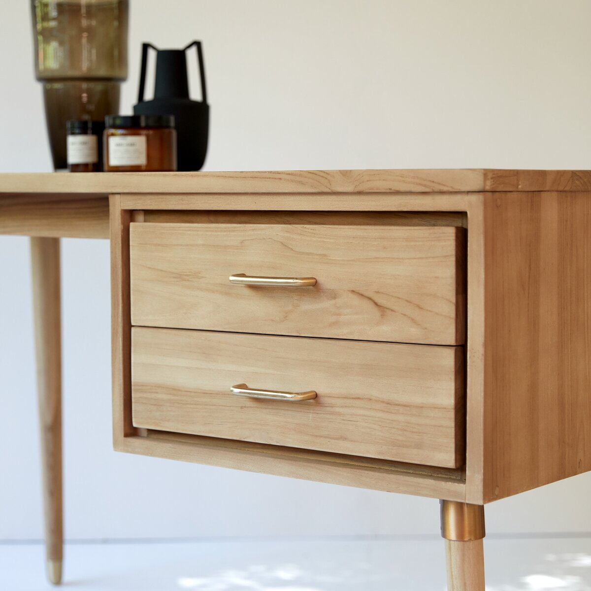 Kort - Schreibtisch aus massivem Teakholz Kort - Schreibtisch aus massivem Teakholz