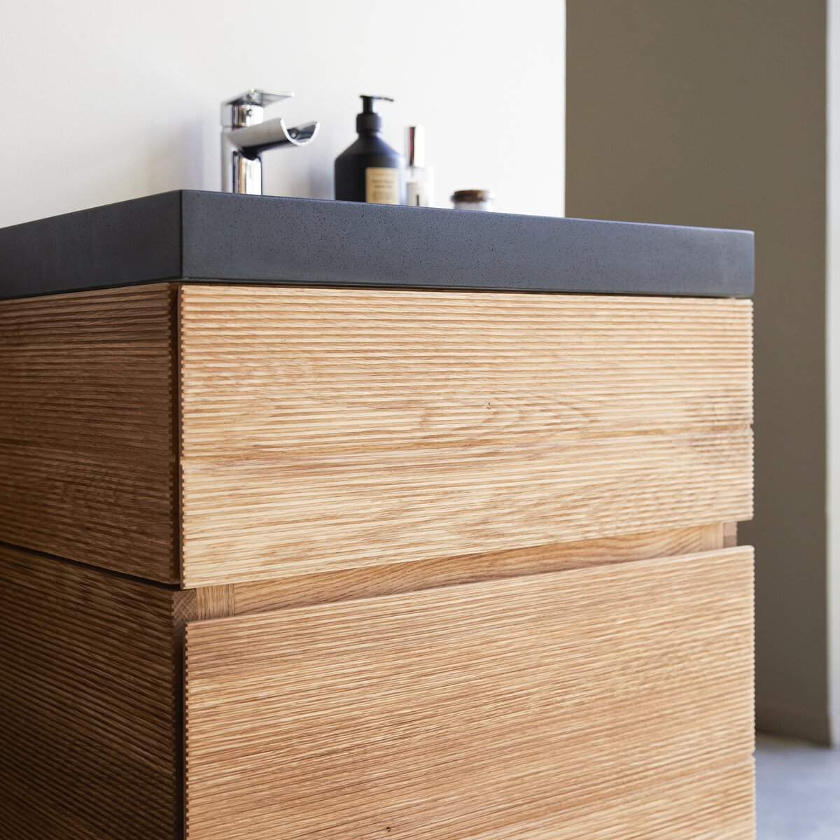 Karl - Mueble de baño en roble macizo y piedra de lava 60 cm Karl - Mueble de baño en roble macizo y piedra de lava 60 cm