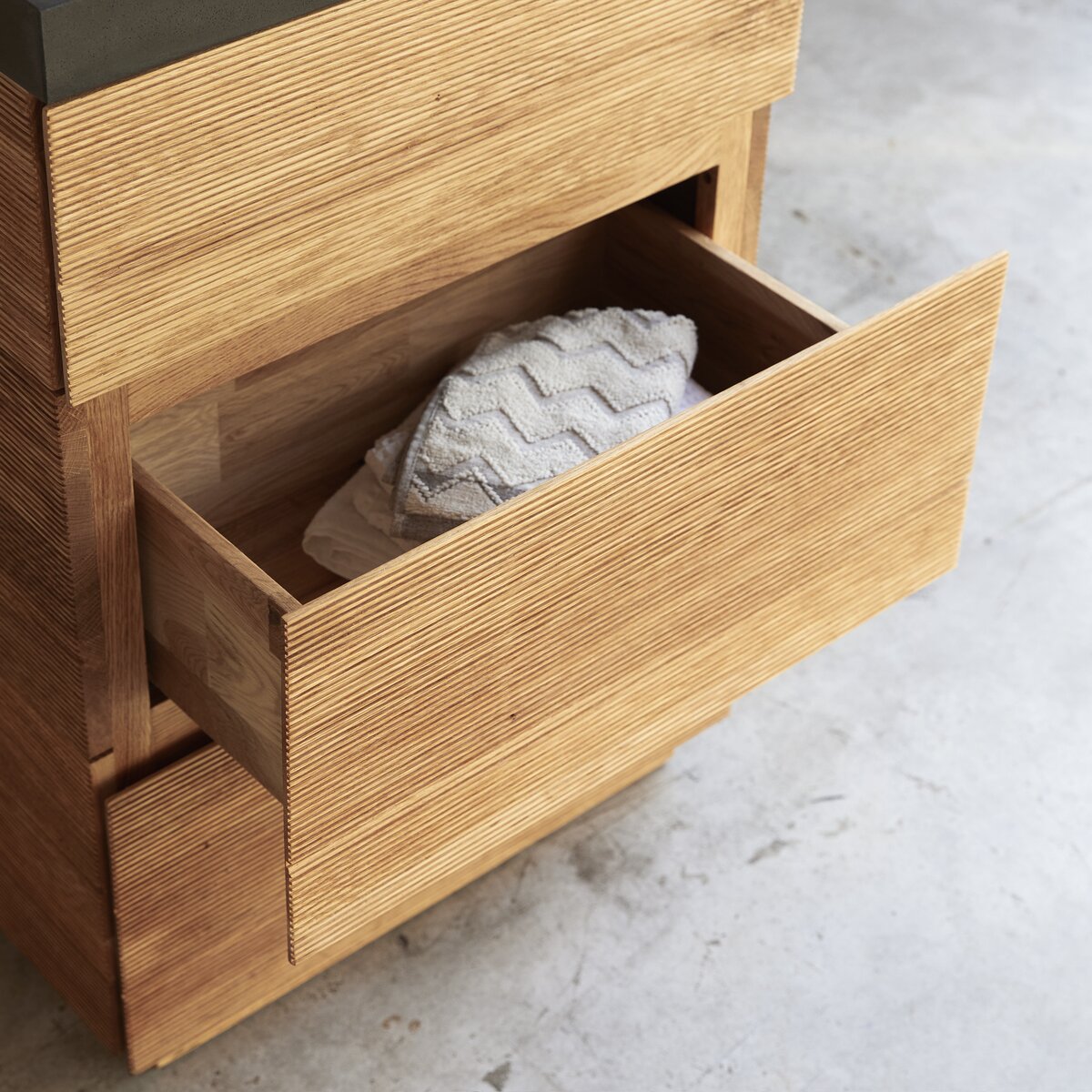 Karl - Mueble de baño en roble macizo y piedra de lava 60 cm Karl - Mueble de baño en roble macizo y piedra de lava 60 cm