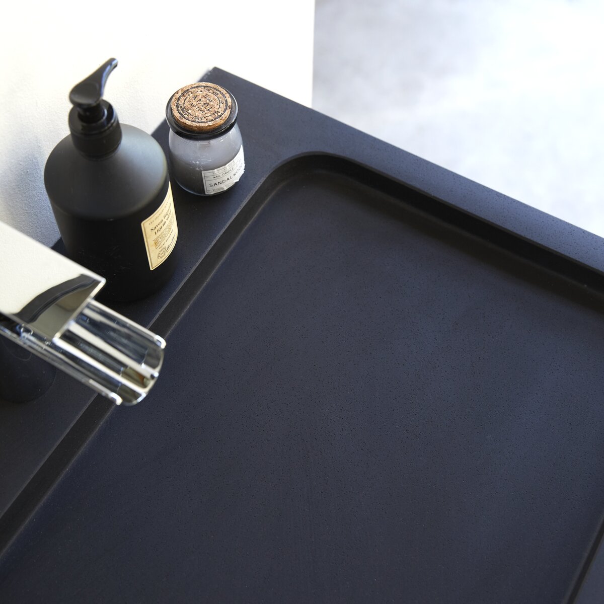 Karl - Mueble de baño en roble macizo y piedra de lava 120 cm Karl - Mueble de baño en roble macizo y piedra de lava 120 cm