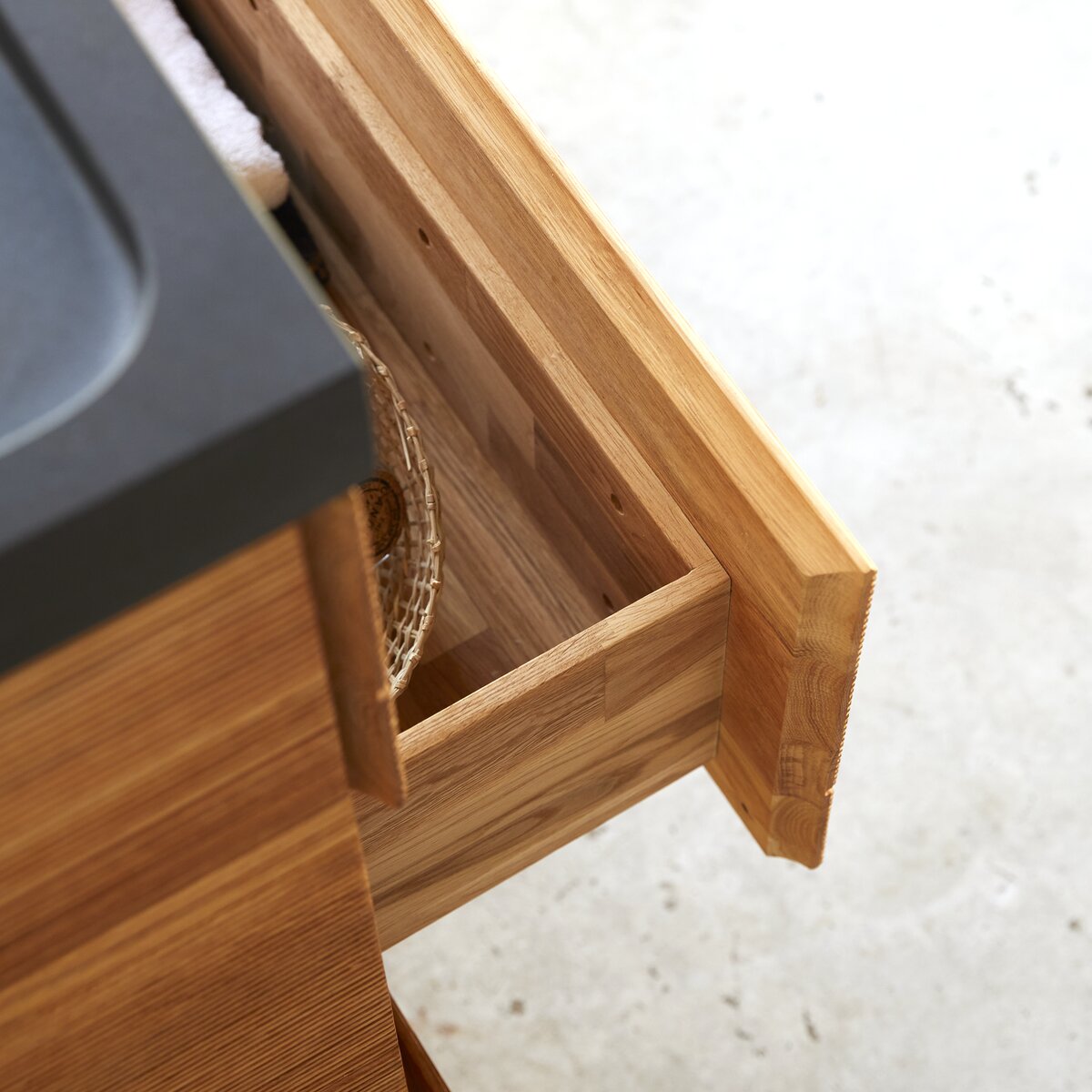 Karl - Mueble de baño en roble macizo y piedra de lava 120 cm Karl - Mueble de baño en roble macizo y piedra de lava 120 cm