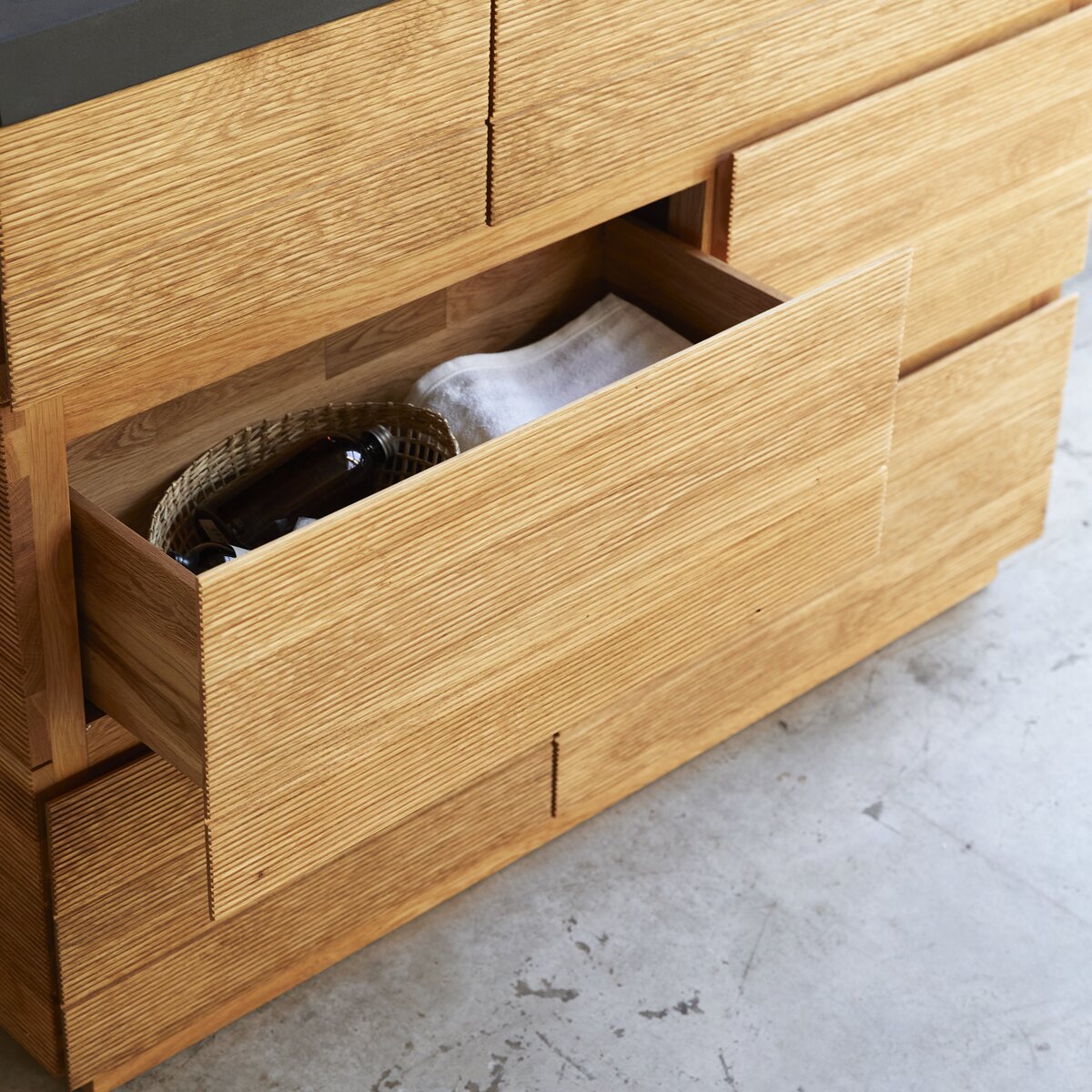 Karl - Mueble de baño en roble macizo y piedra de lava 120 cm Karl - Mueble de baño en roble macizo y piedra de lava 120 cm