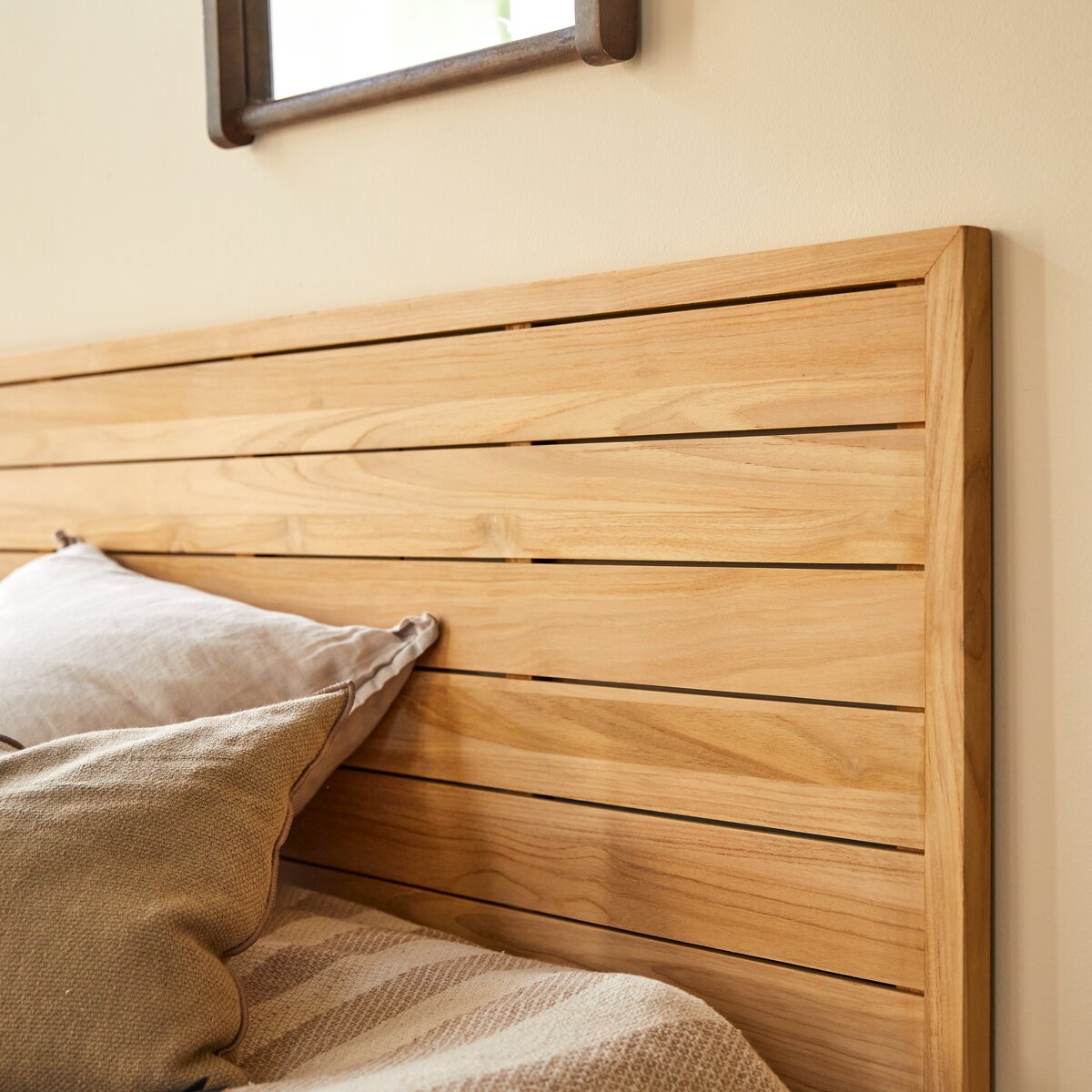 Letto in legno, con testiera a doghe