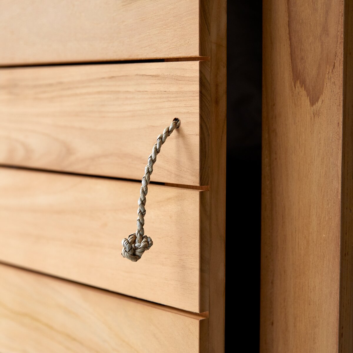 Minimalys - Schmaler Esszimmerschrank aus massivem Teakholz Minimalys - Schmaler Esszimmerschrank aus massivem Teakholz
