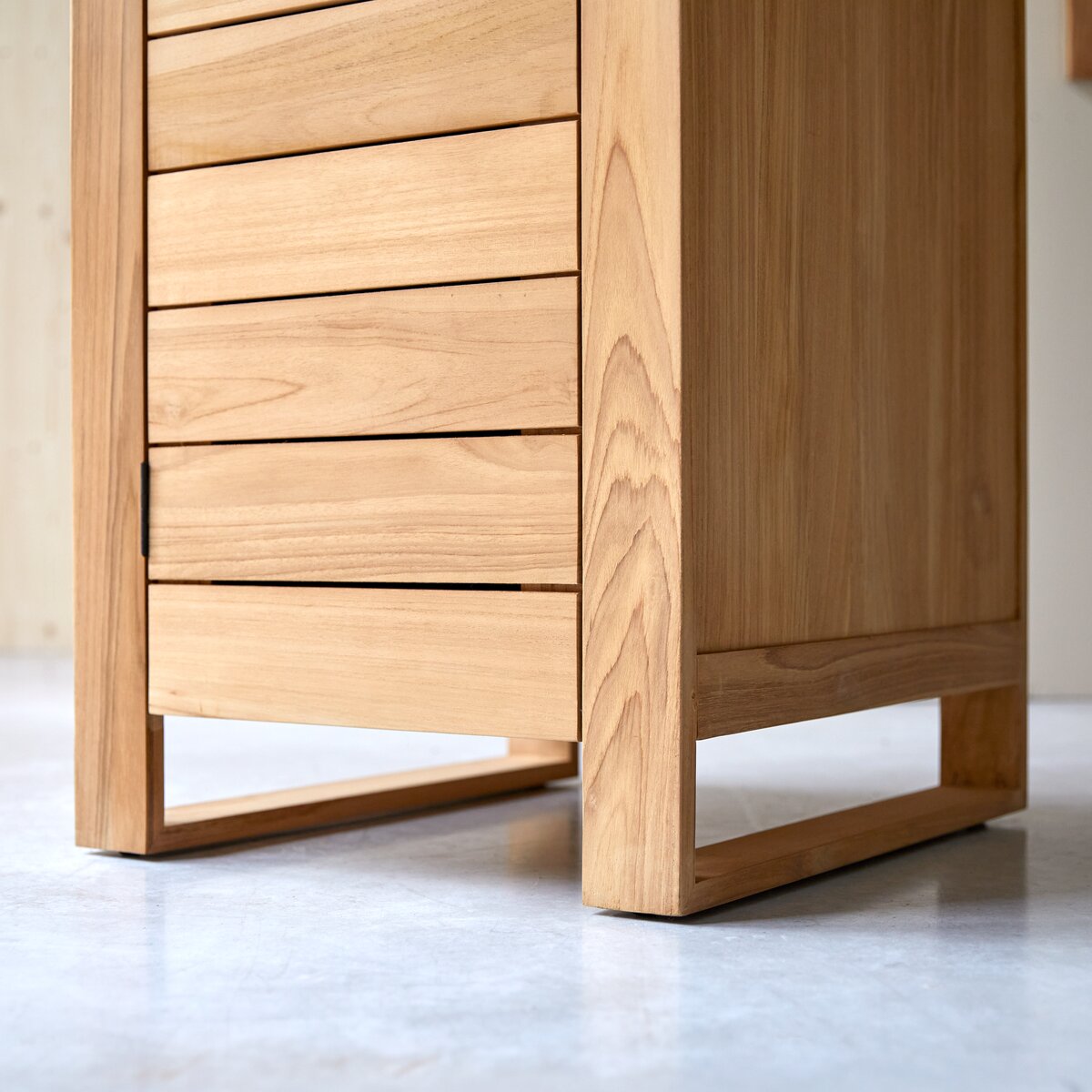 Minimalys - Schmaler Esszimmerschrank aus massivem Teakholz Minimalys - Schmaler Esszimmerschrank aus massivem Teakholz