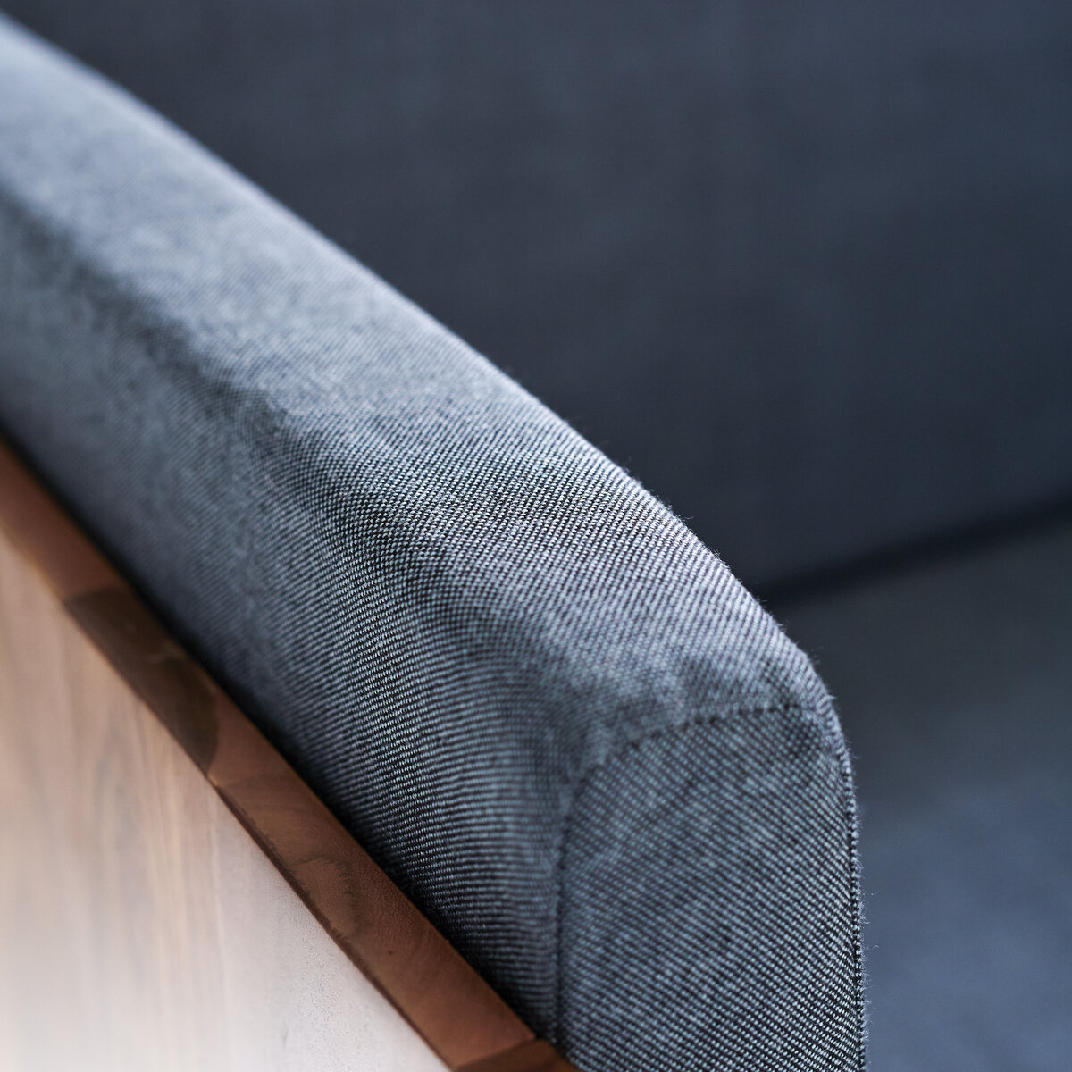 Metric - Fauteuil en palissandre massif et tissu Metric - Fauteuil en palissandre massif et tissu