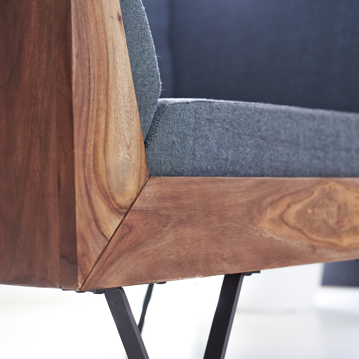 Metric - Fauteuil en palissandre massif et tissu Metric - Fauteuil en palissandre massif et tissu