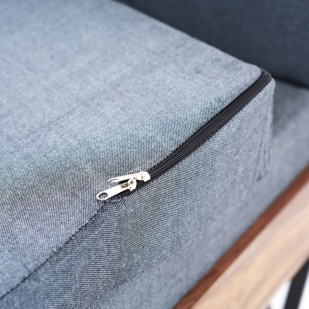 Metric - Fauteuil en palissandre massif et tissu Metric - Fauteuil en palissandre massif et tissu