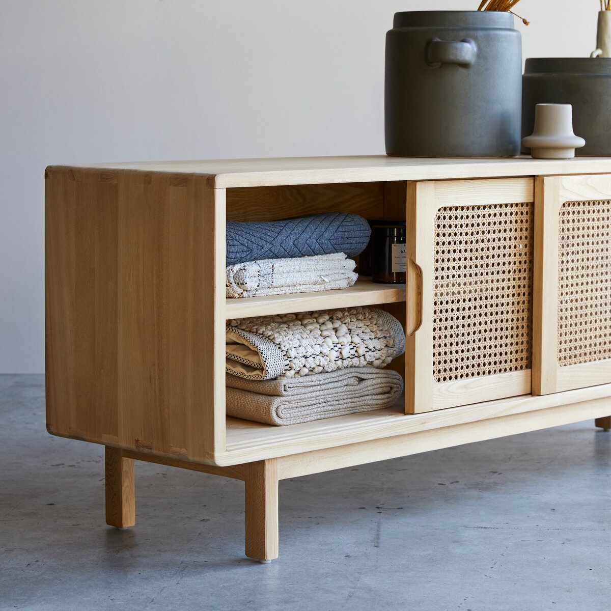 Armoire en bois d'orme massif et cannage luis Couleur naturel Tikamoon