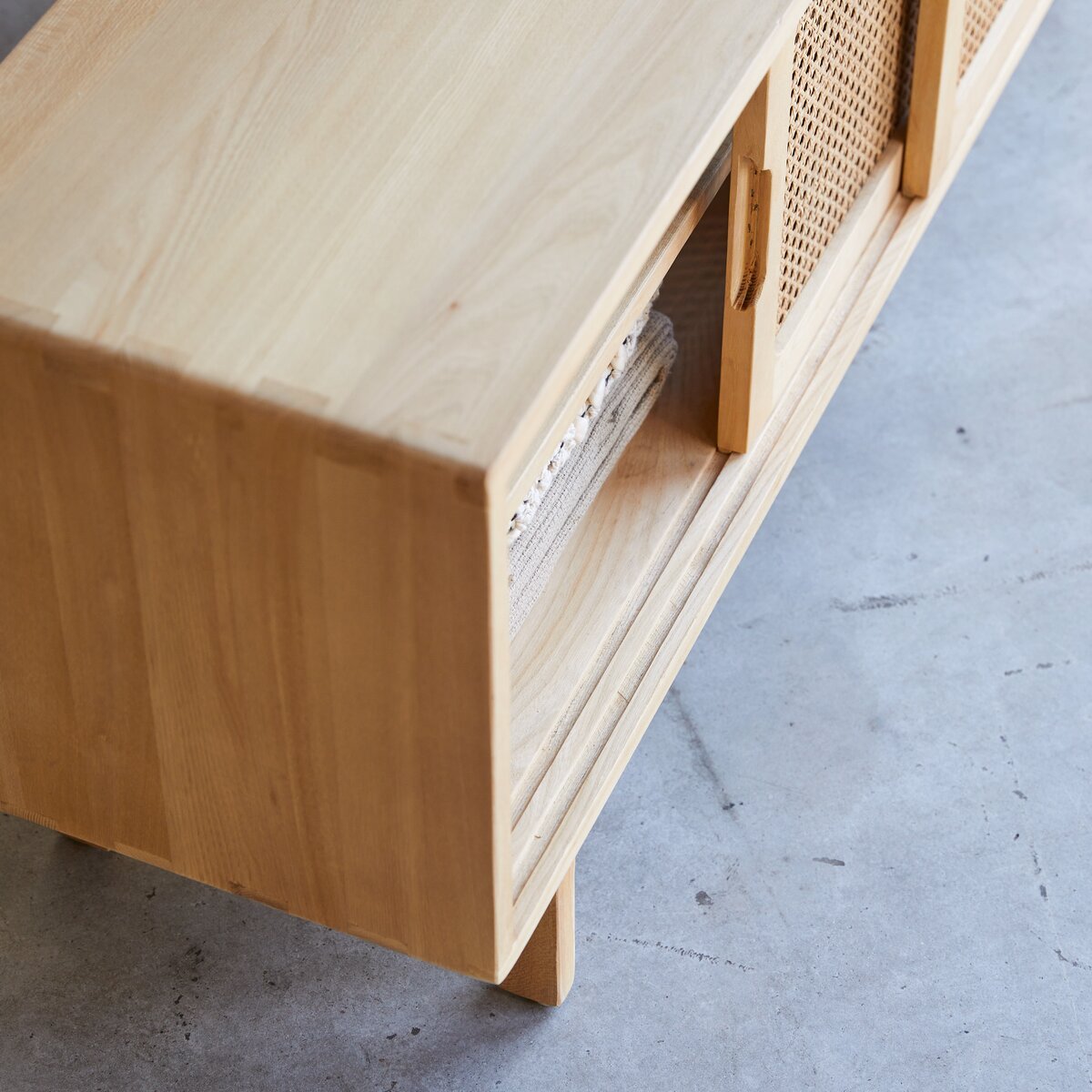 Luis - TV-Schrank aus Ulme und Rohrgeflecht 140 cm Luis - TV-Schrank aus Ulme und Rohrgeflecht 140 cm