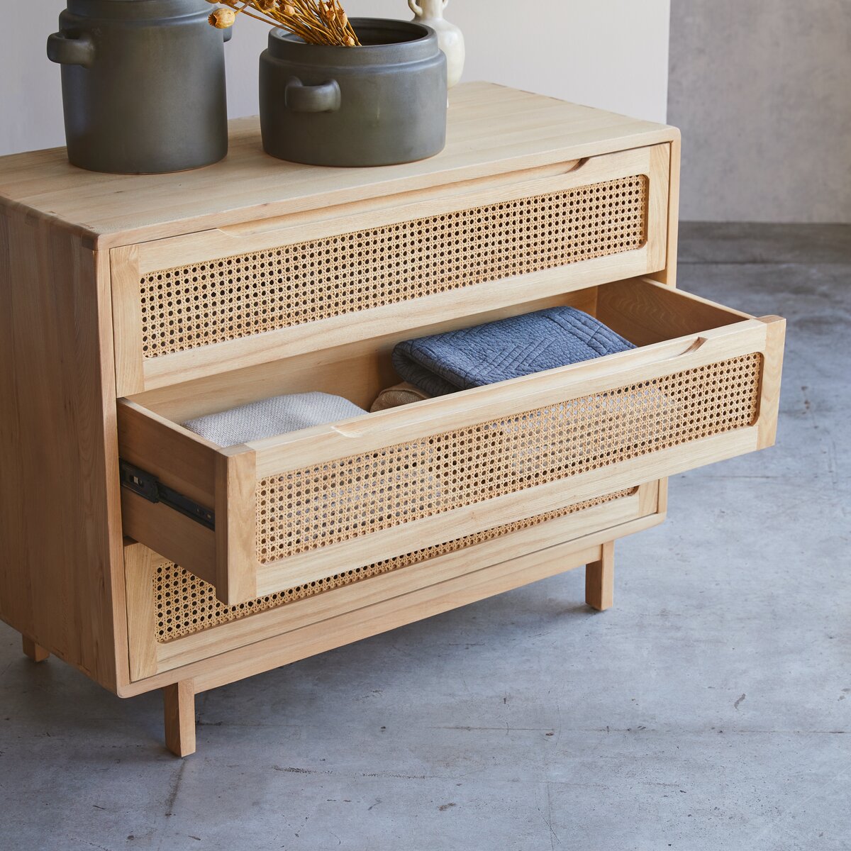 Luis - Commode en orme massif et cannage Luis - Commode en orme massif et cannage