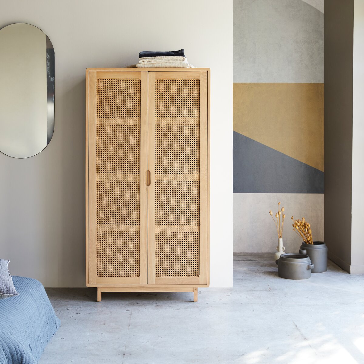 Luis - Armoire en orme massif et cannage Luis - Armoire en orme massif et cannage