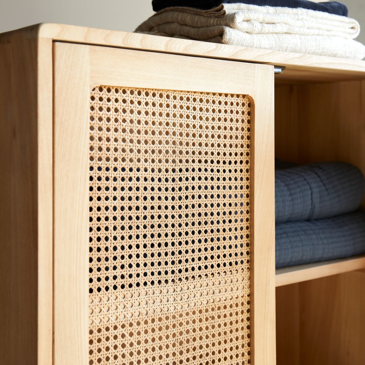 Luis - Armoire en orme massif et cannage Luis - Armoire en orme massif et cannage