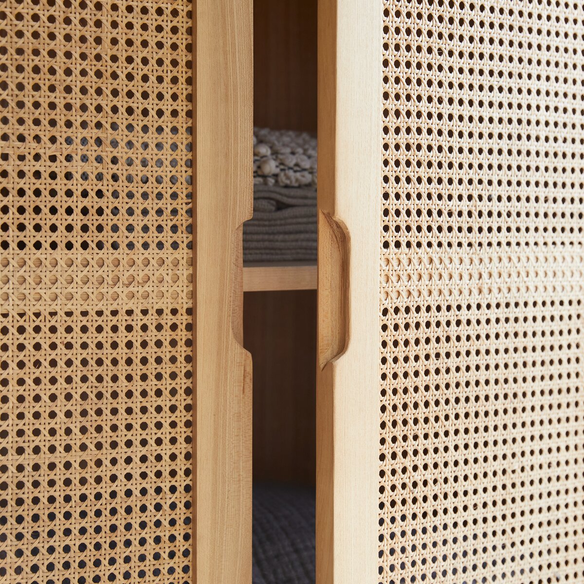 Luis - Armoire en orme massif et cannage Luis - Armoire en orme massif et cannage
