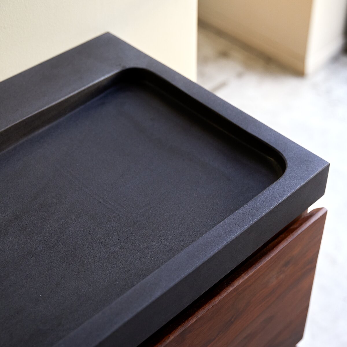 Nova - Mueble de baño en palisandro macizo y piedra de lava 80 cm Nova - Mueble de baño en palisandro macizo y piedra de lava 80 cm