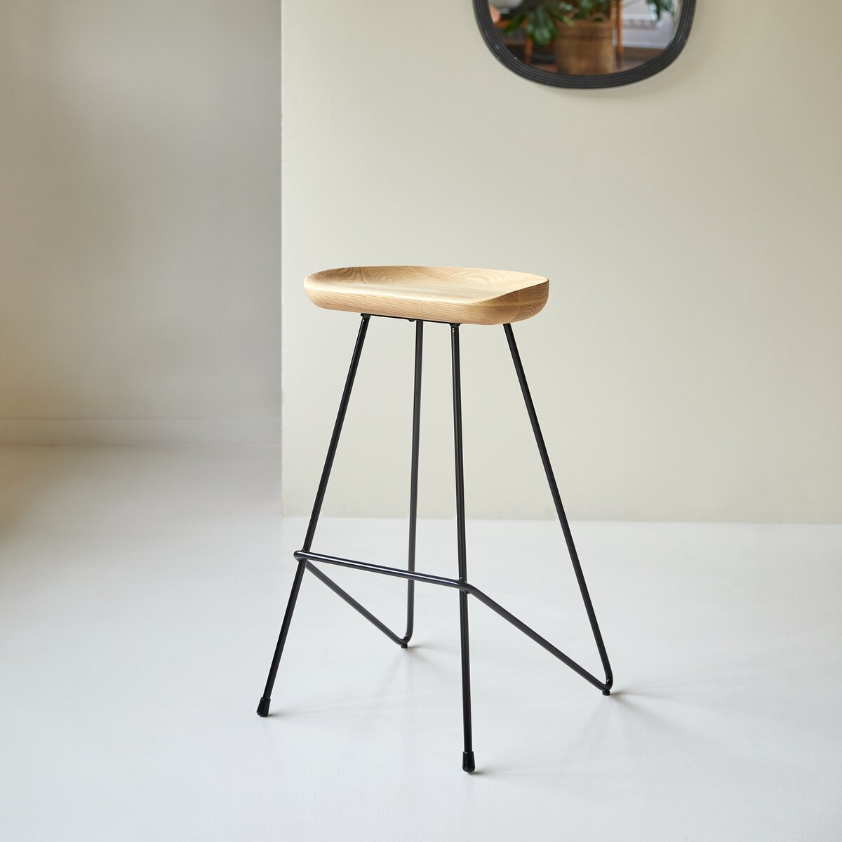 Mari - Hoher Hocker aus massivem Eschenholz und Metall black Mari - Hoher Hocker aus massivem Eschenholz und Metall black