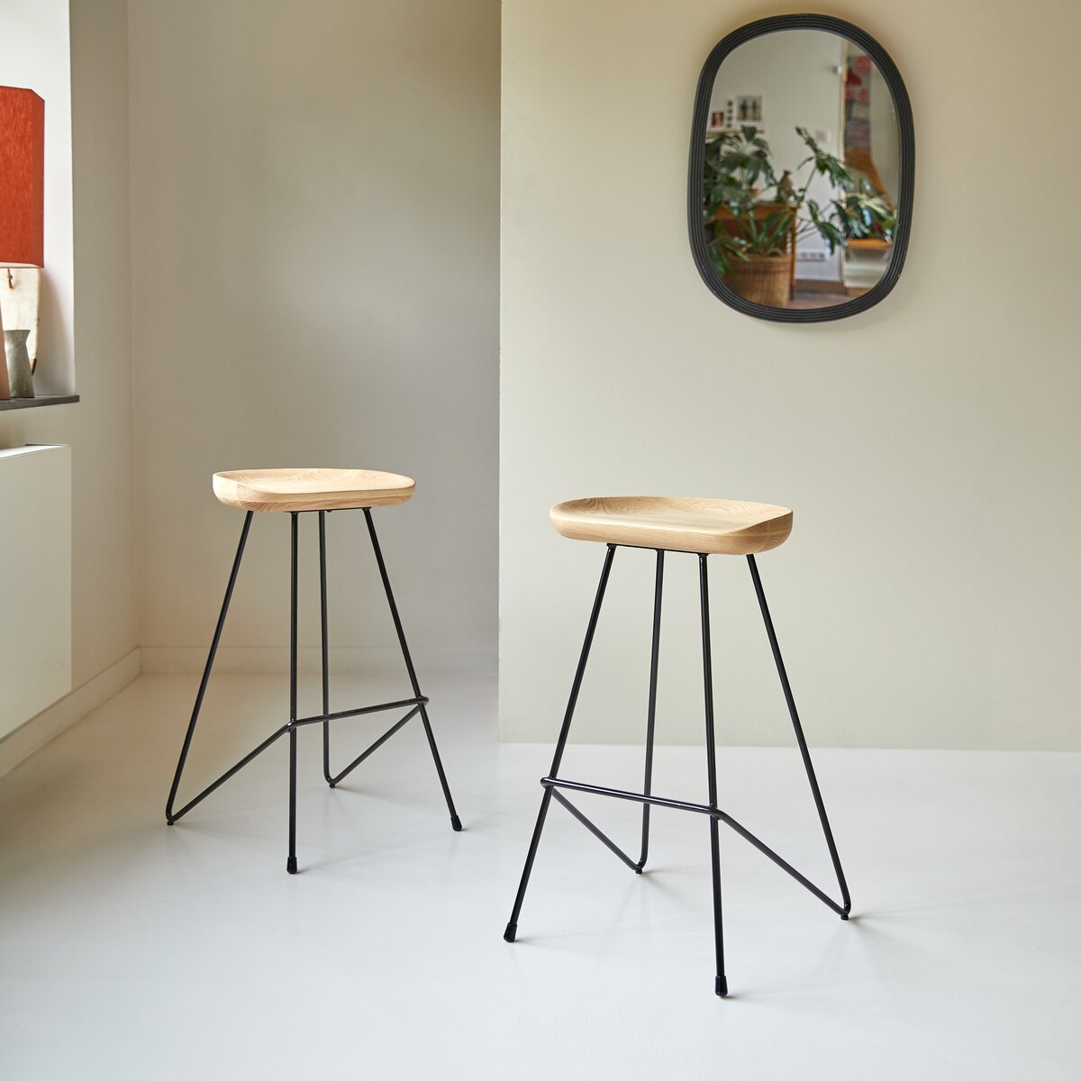 Mari - Hoher Hocker aus massivem Eschenholz und Metall black Mari - Hoher Hocker aus massivem Eschenholz und Metall black