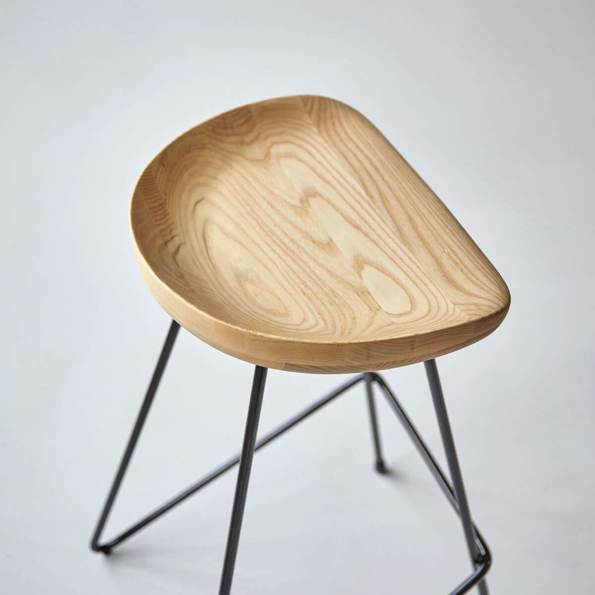 Mari - Hoher Hocker aus massivem Eschenholz und Metall black Mari - Hoher Hocker aus massivem Eschenholz und Metall black