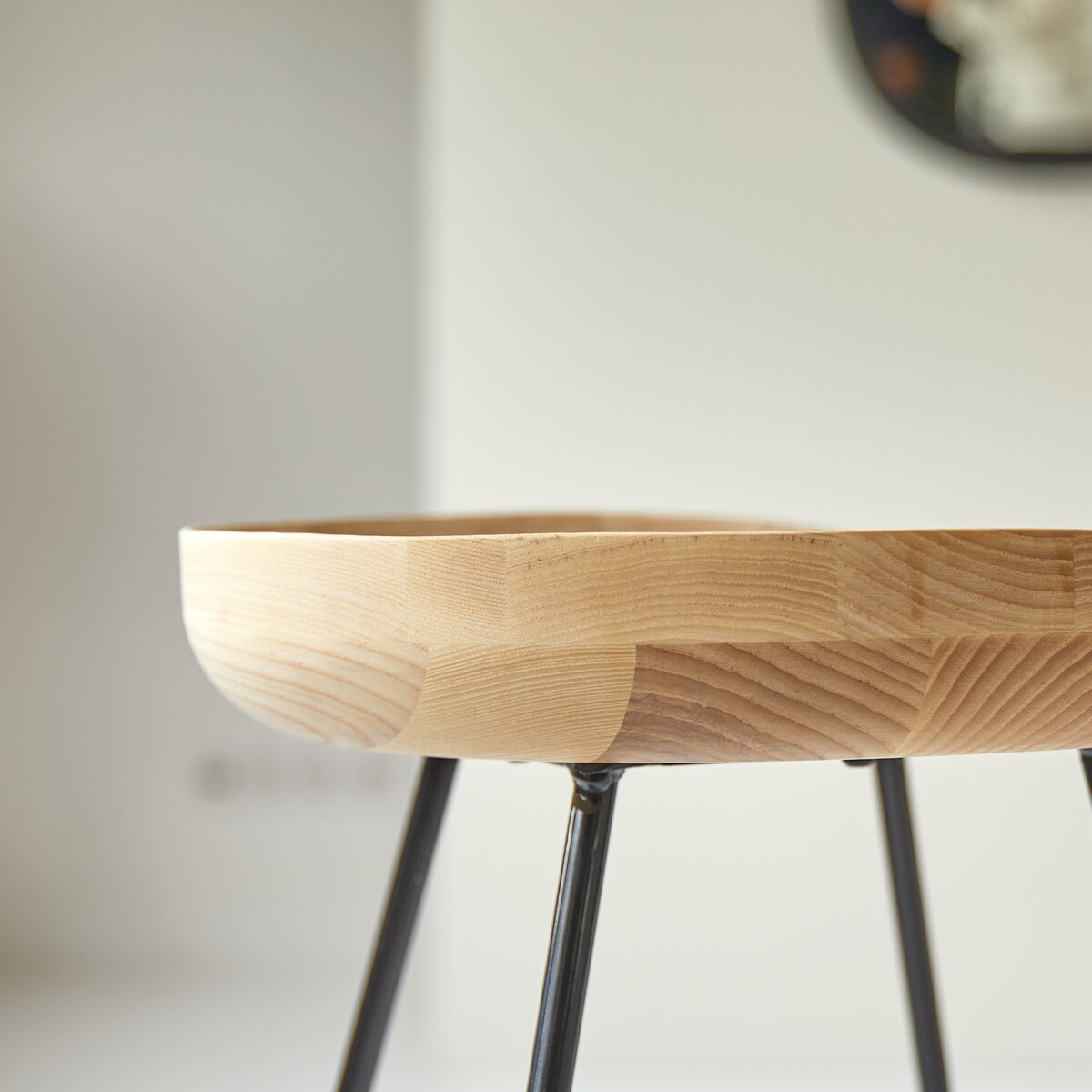 Mari - Hoher Hocker aus massivem Eschenholz und Metall black Mari - Hoher Hocker aus massivem Eschenholz und Metall black