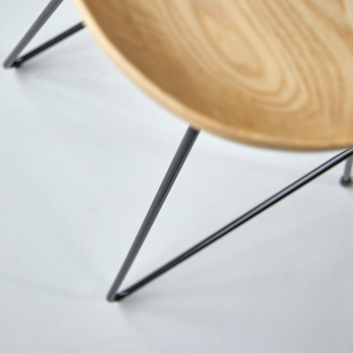 Mari - Hoher Hocker aus massivem Eschenholz und Metall black Mari - Hoher Hocker aus massivem Eschenholz und Metall black