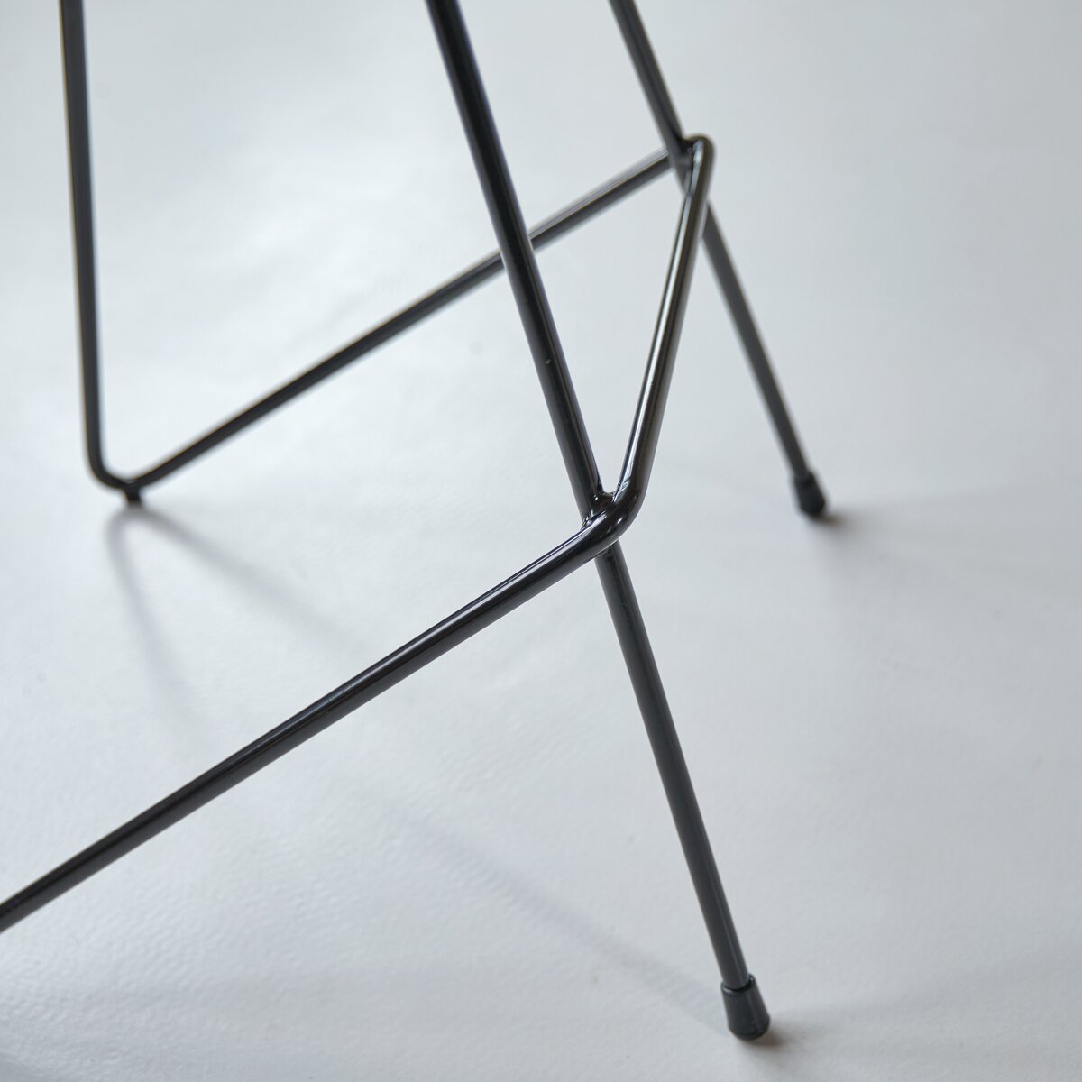 Mari - Hoher Hocker aus massivem Eschenholz und Metall black Mari - Hoher Hocker aus massivem Eschenholz und Metall black
