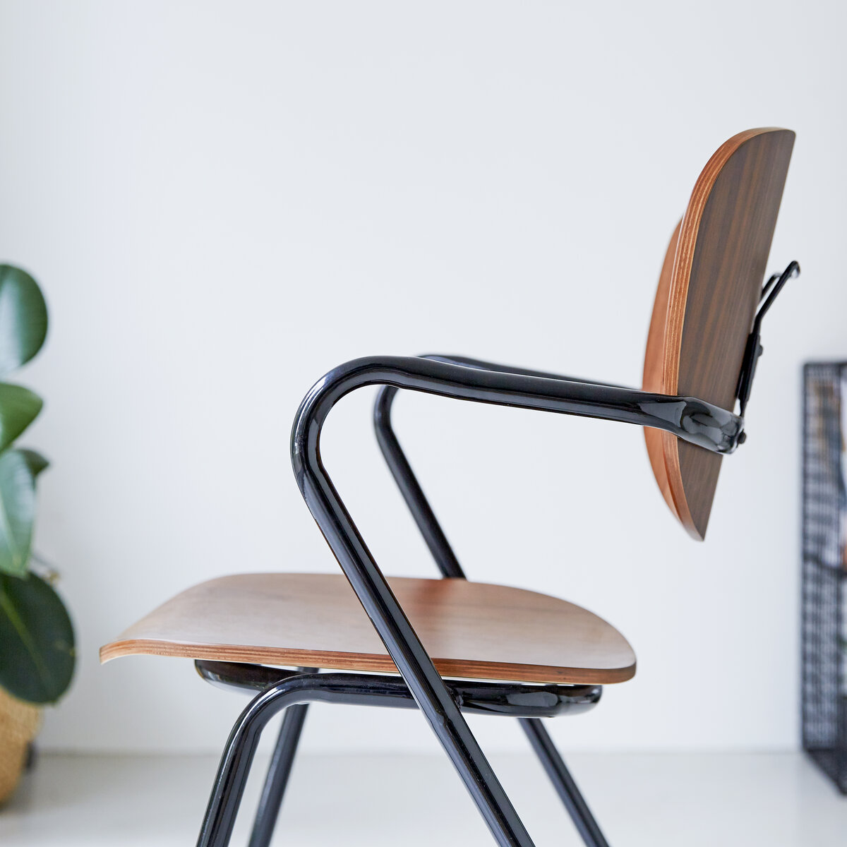 Ada - Chaise en noyer et métal Ada - Chaise en noyer et métal