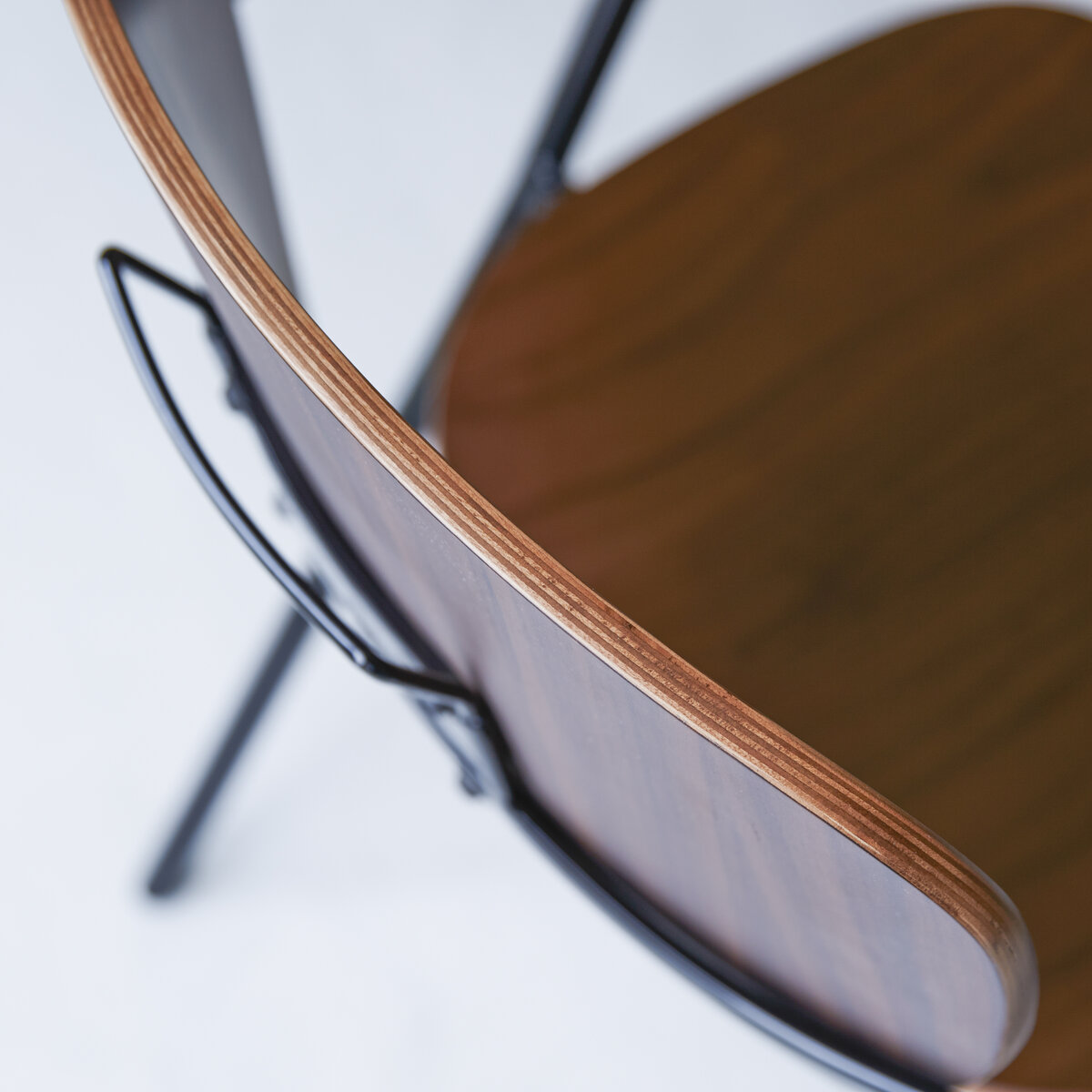 Ada - Chaise en noyer et métal Ada - Chaise en noyer et métal