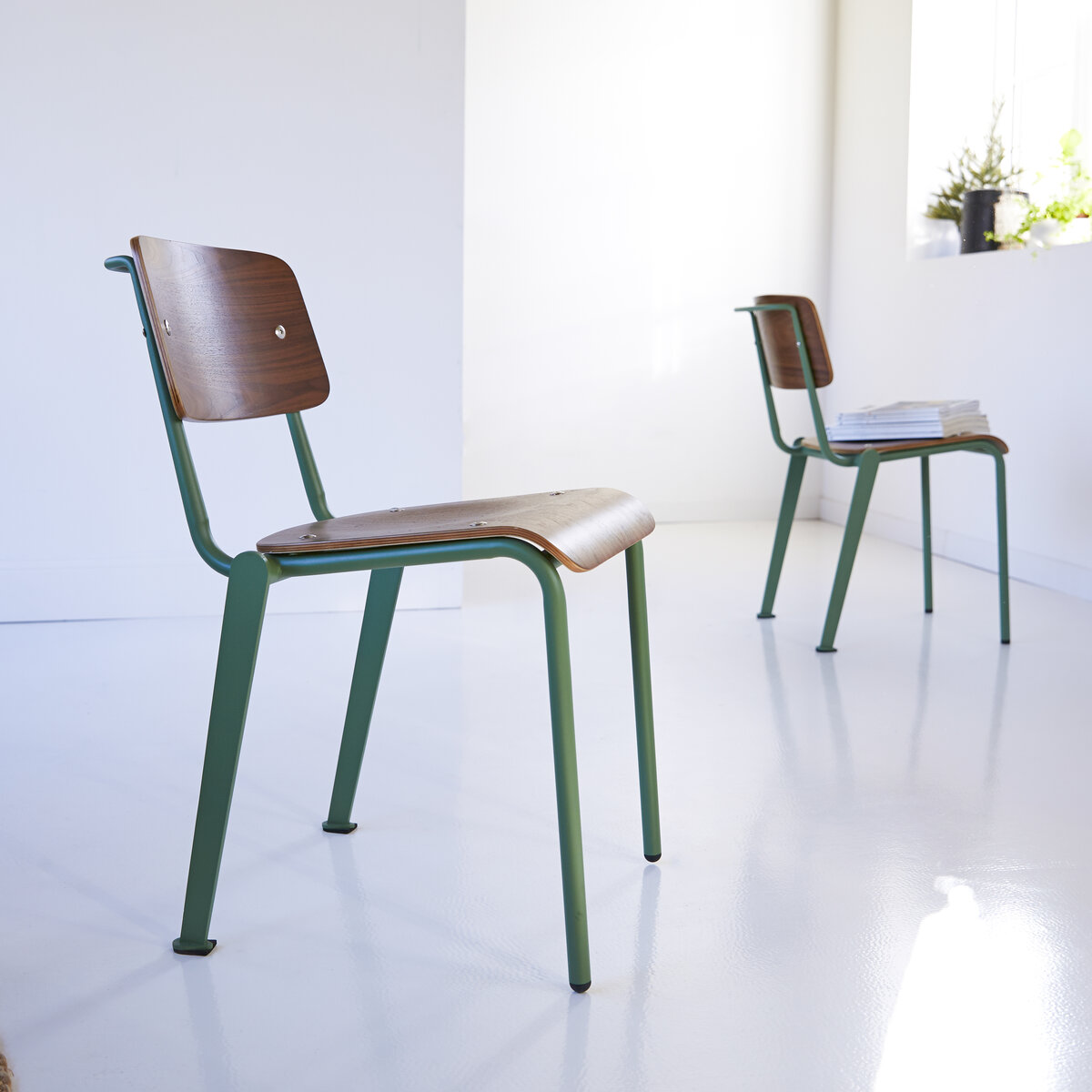 Mio - Chaise en noyer et métal lichen Mio - Chaise en noyer et métal lichen