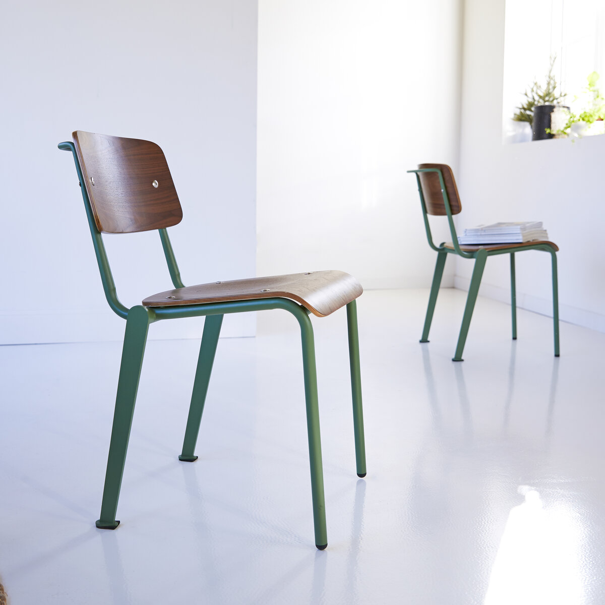Mio - Stuhl aus Walnuss und Metall lichen