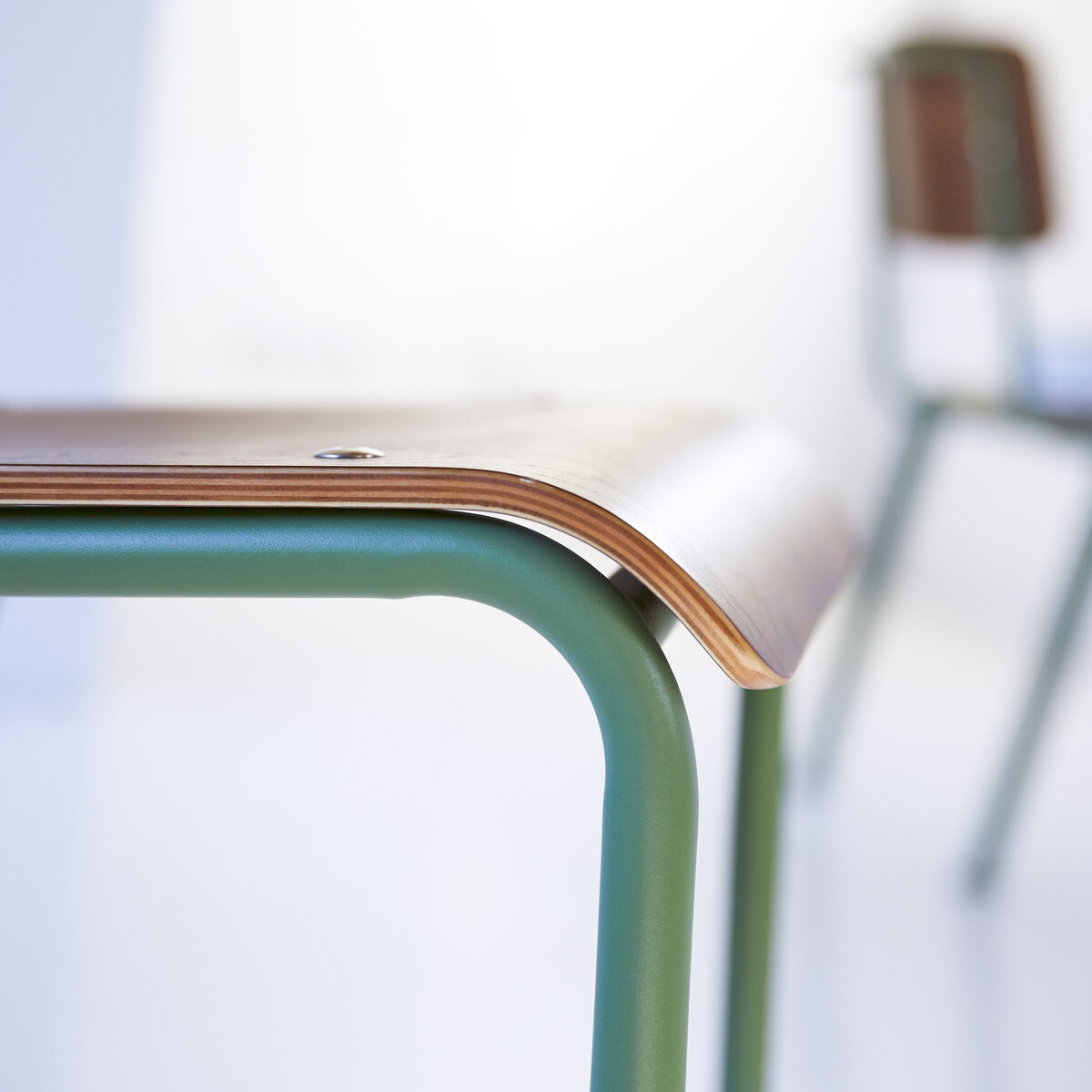 Mio - Chaise en noyer et métal lichen Mio - Chaise en noyer et métal lichen