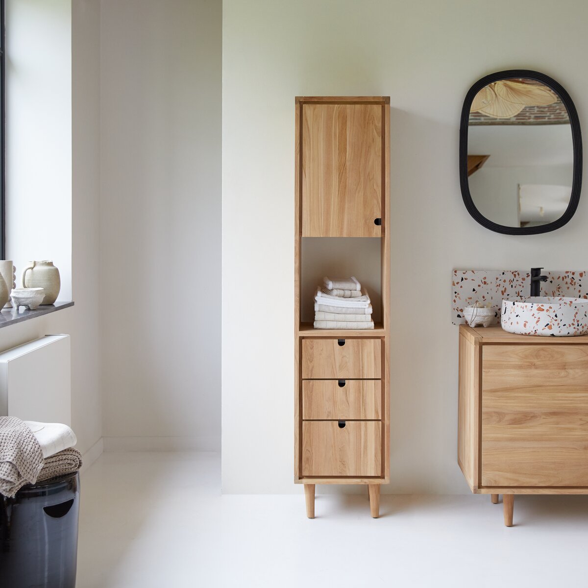Jonàk - Hochschrank aus massivem Teakholz Jonàk - Hochschrank aus massivem Teakholz