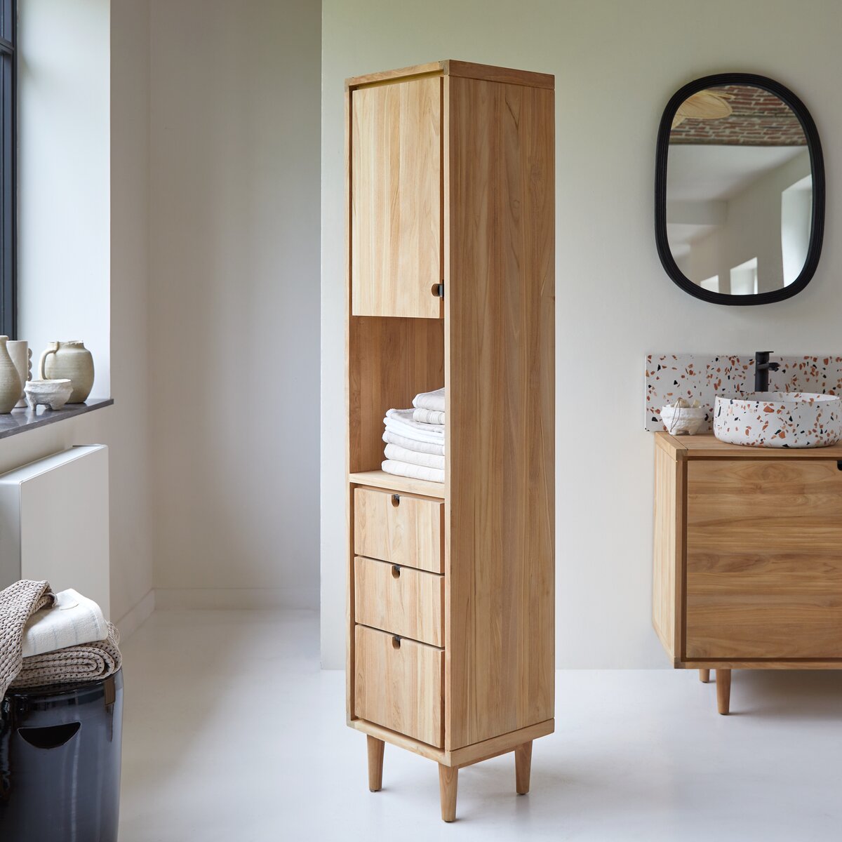 Jonàk - Hochschrank aus massivem Teakholz Jonàk - Hochschrank aus massivem Teakholz
