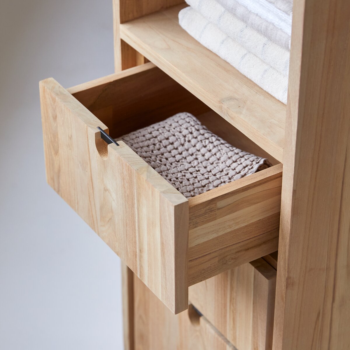 Jonàk - Hochschrank aus massivem Teakholz Jonàk - Hochschrank aus massivem Teakholz