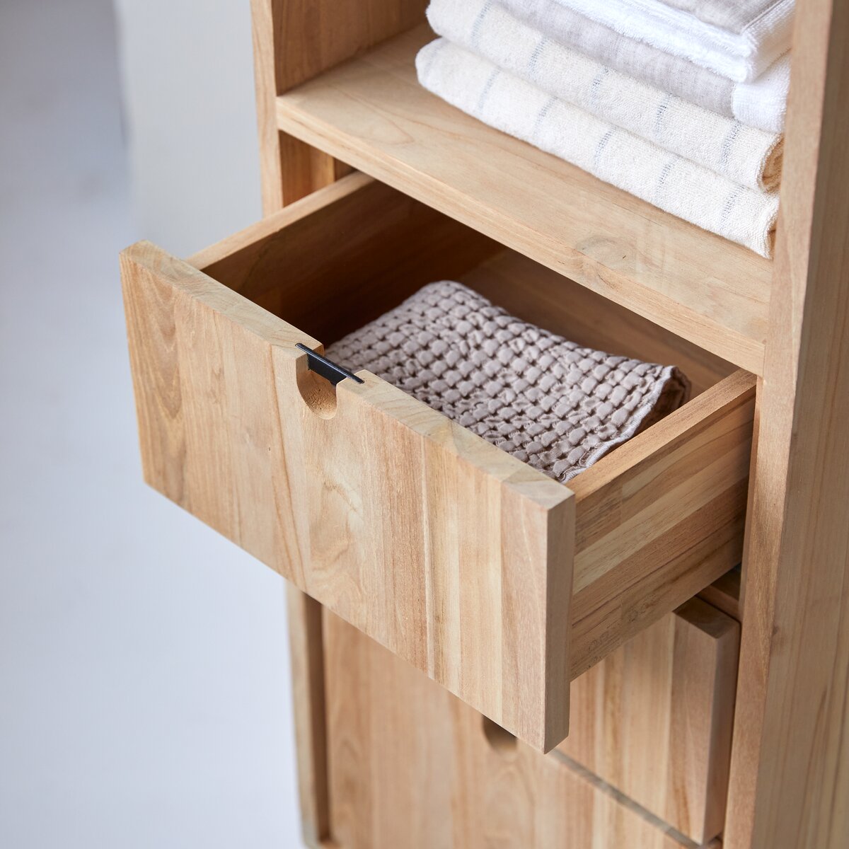 Jonàk - Hochschrank aus massivem Teakholz Jonàk - Hochschrank aus massivem Teakholz