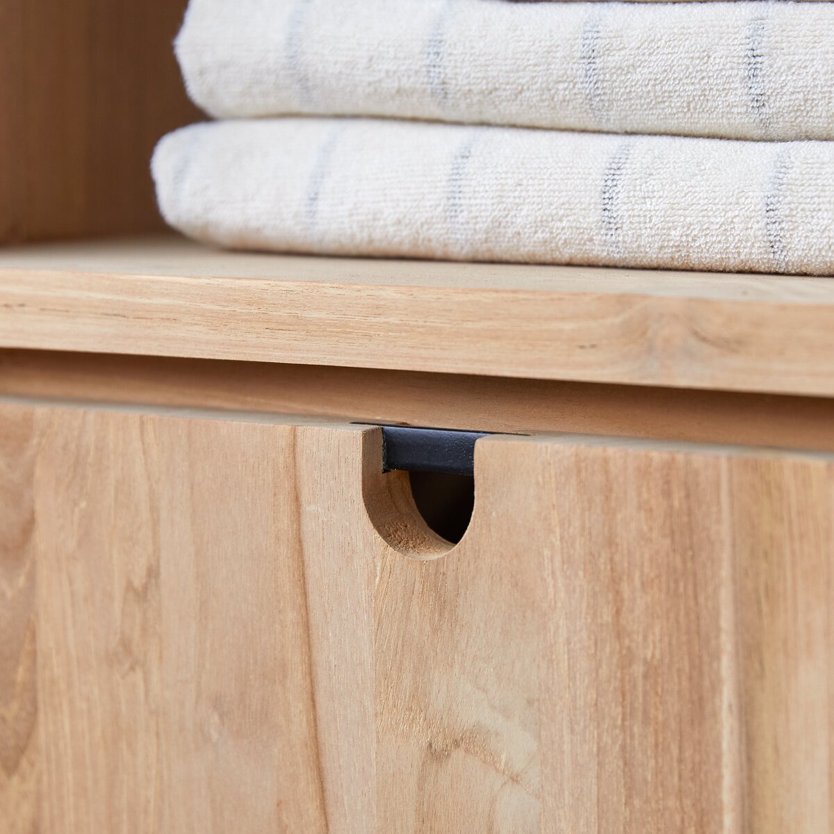 Jonàk - Hochschrank aus massivem Teakholz Jonàk - Hochschrank aus massivem Teakholz