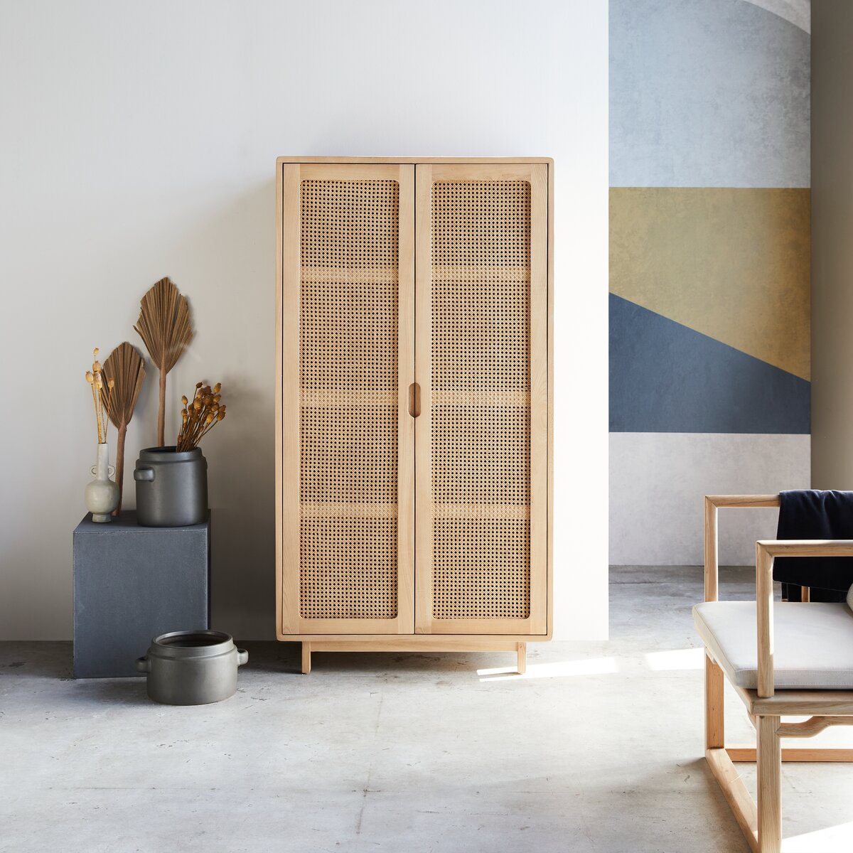 Luis - Armoire de rangement en orme massif et cannage Luis - Armoire de rangement en orme massif et cannage