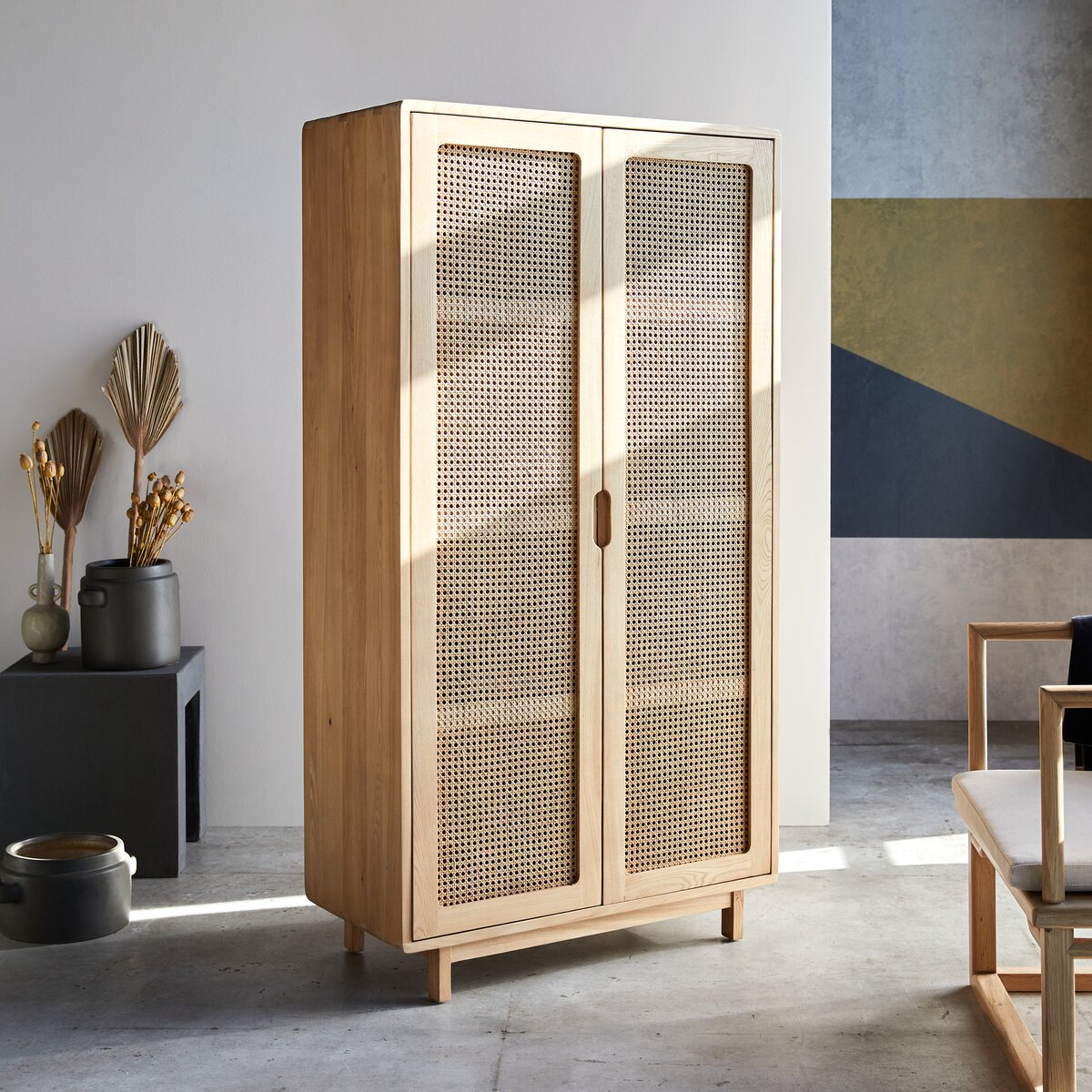 Luis - Armoire de rangement en orme massif et cannage Luis - Armoire de rangement en orme massif et cannage