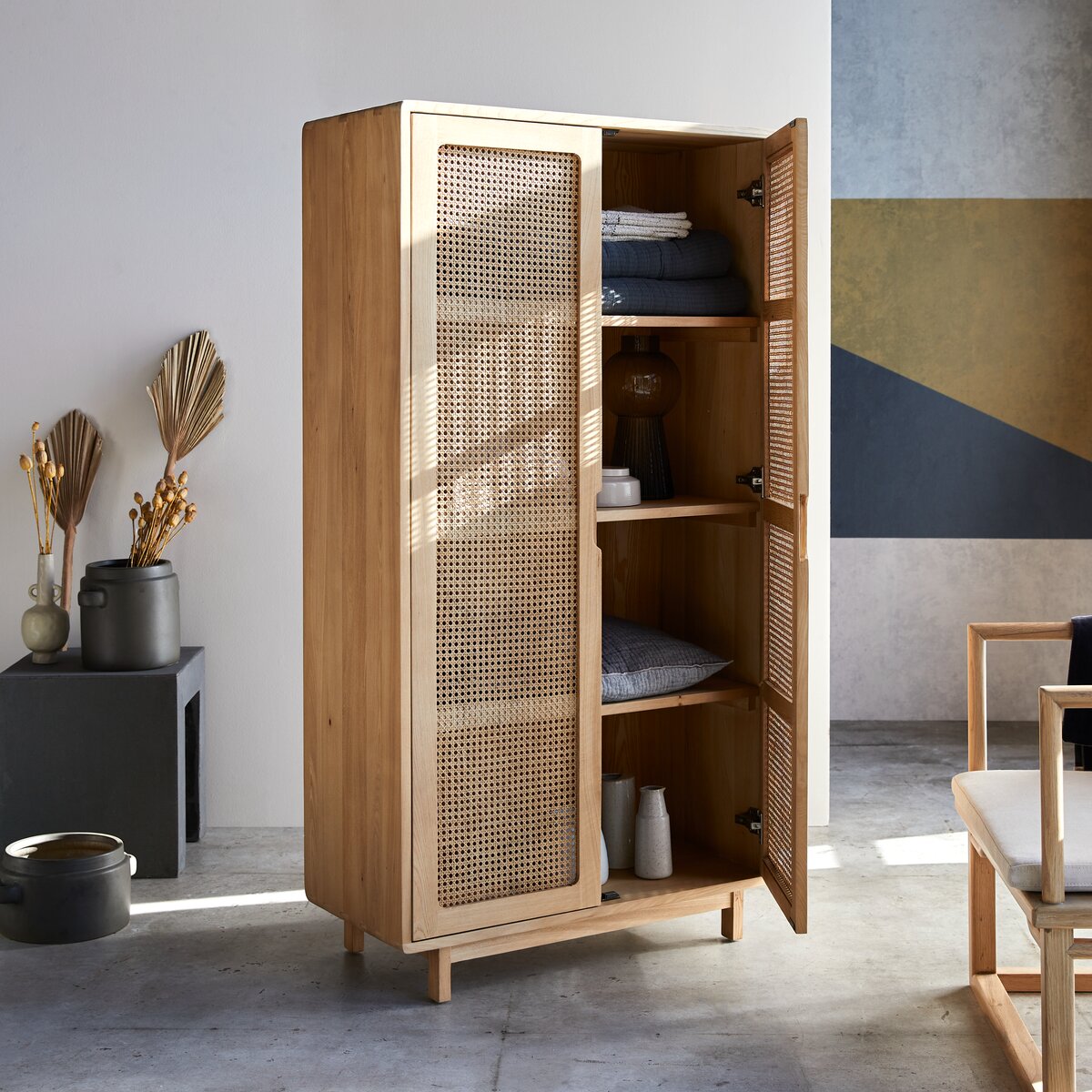 Luis - Armoire de rangement en orme massif et cannage Luis - Armoire de rangement en orme massif et cannage