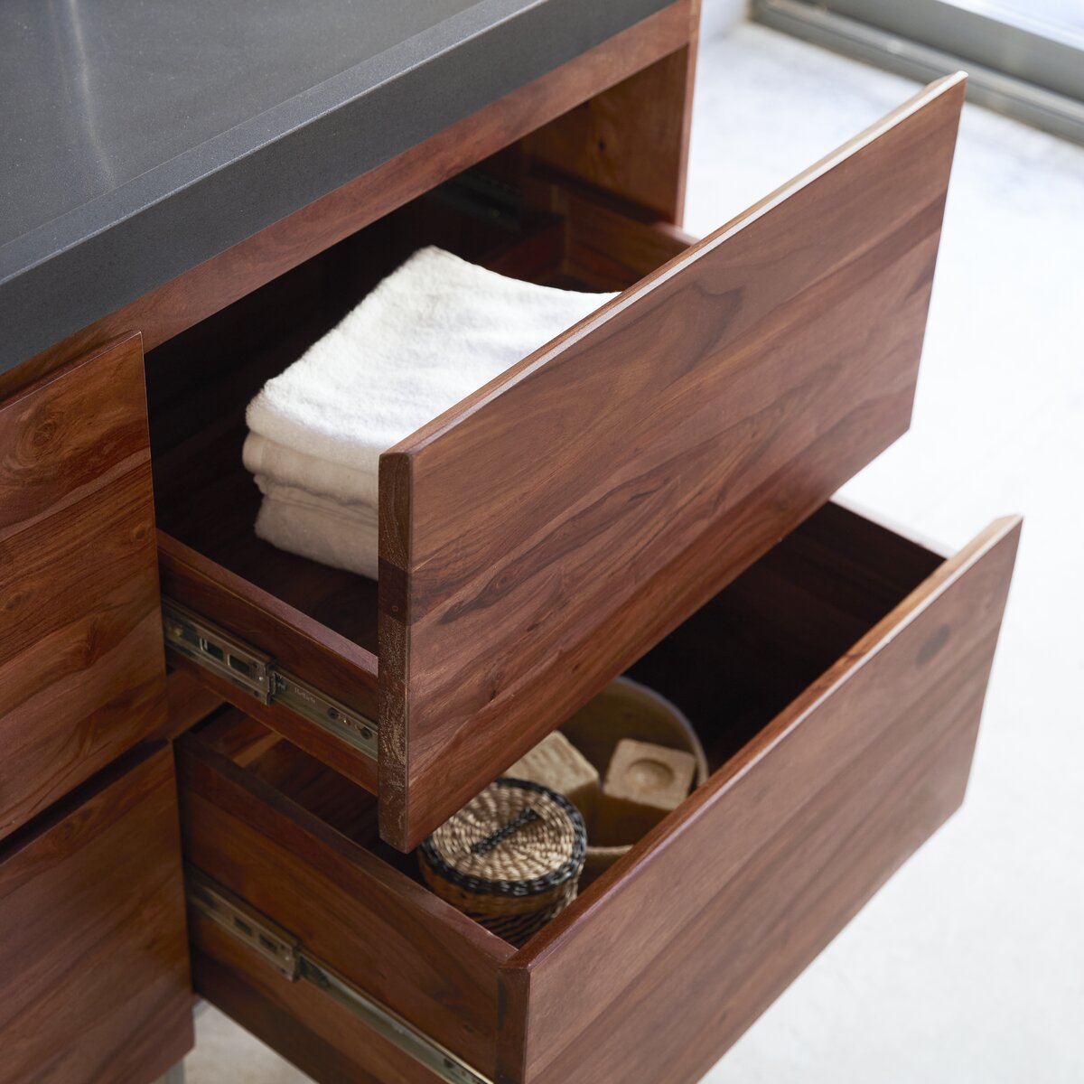 Nova - Mueble de baño en palisandro macizo y piedra de lava 120 cm Nova - Mueble de baño en palisandro macizo y piedra de lava 120 cm