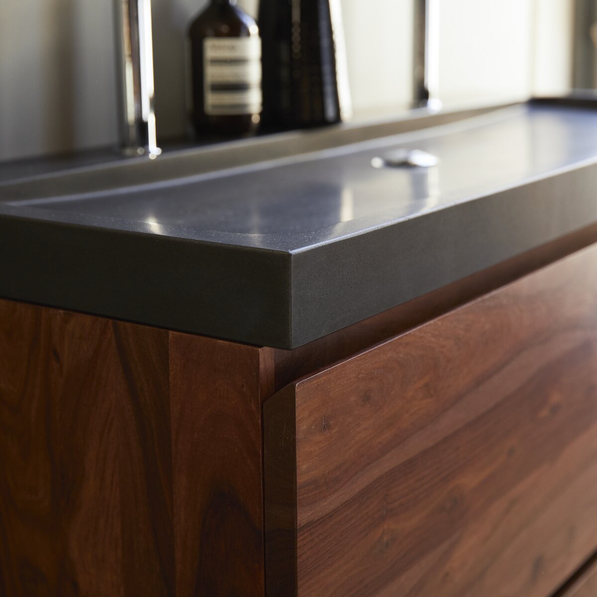 Nova - Mueble de baño en palisandro macizo y piedra de lava 120 cm Nova - Mueble de baño en palisandro macizo y piedra de lava 120 cm