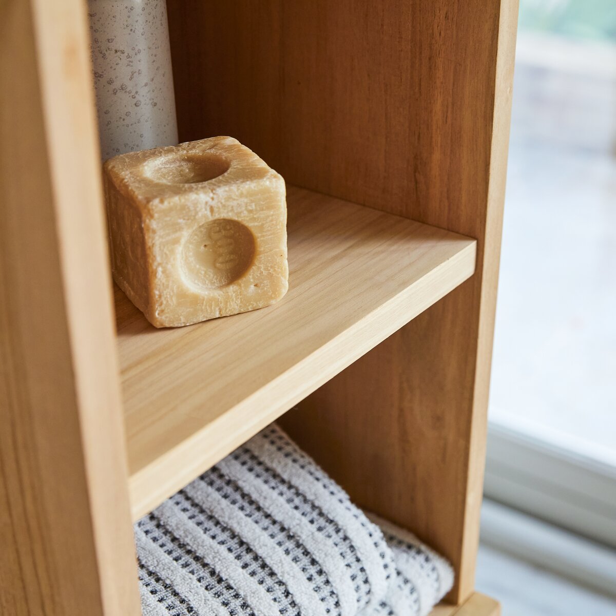 Line - Hochschrank aus massivem Teakholz Line - Hochschrank aus massivem Teakholz