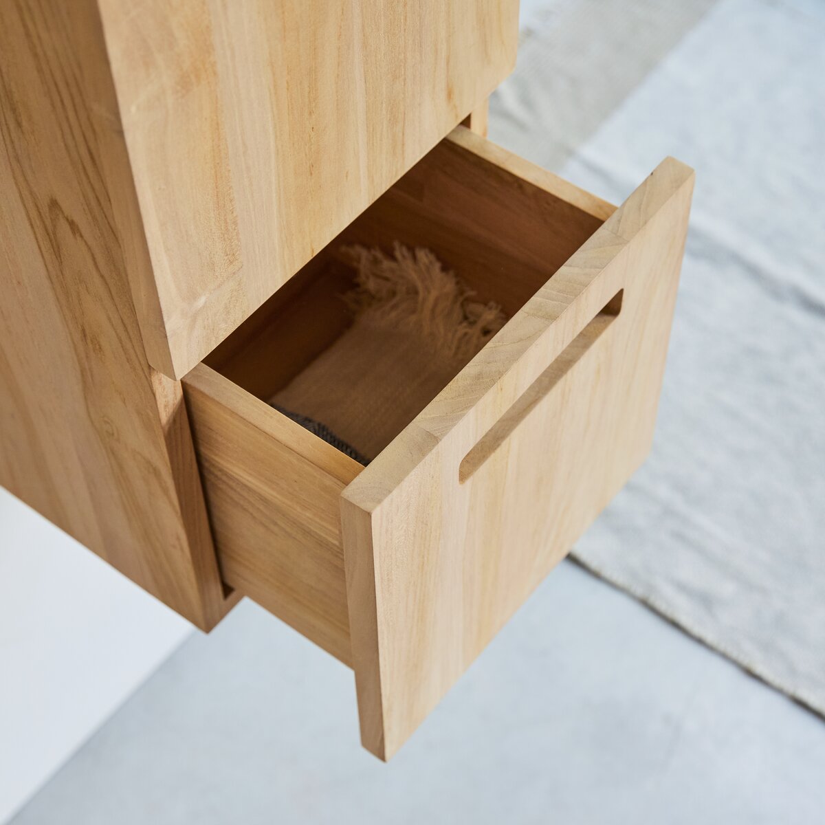 Line - Hochschrank aus massivem Teakholz Line - Hochschrank aus massivem Teakholz