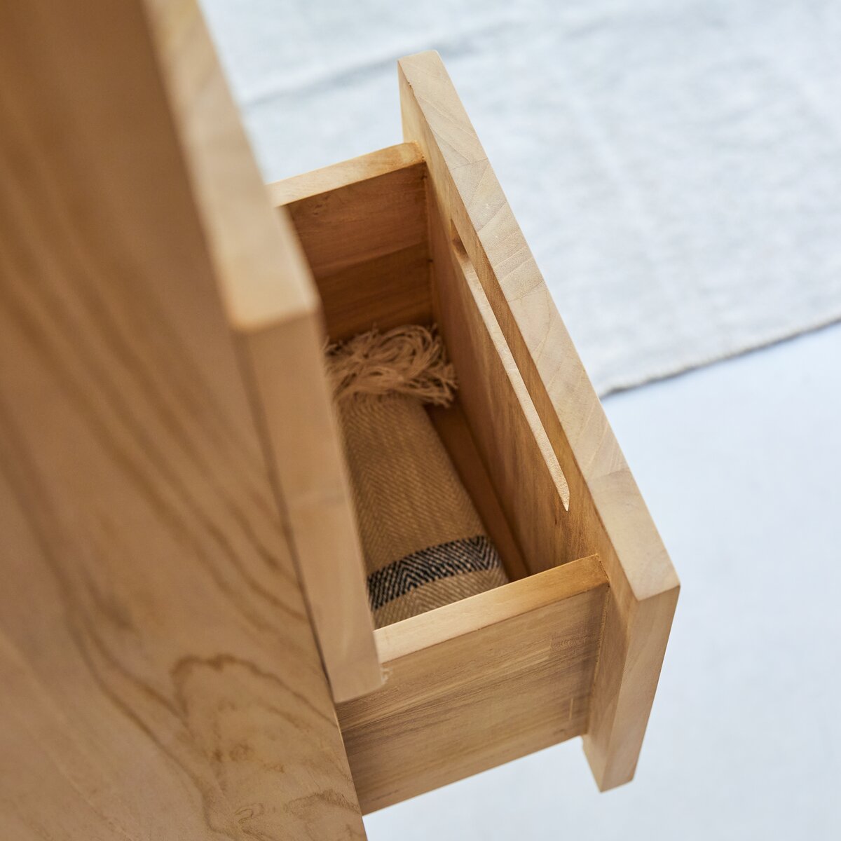 Line - Hochschrank aus massivem Teakholz Line - Hochschrank aus massivem Teakholz