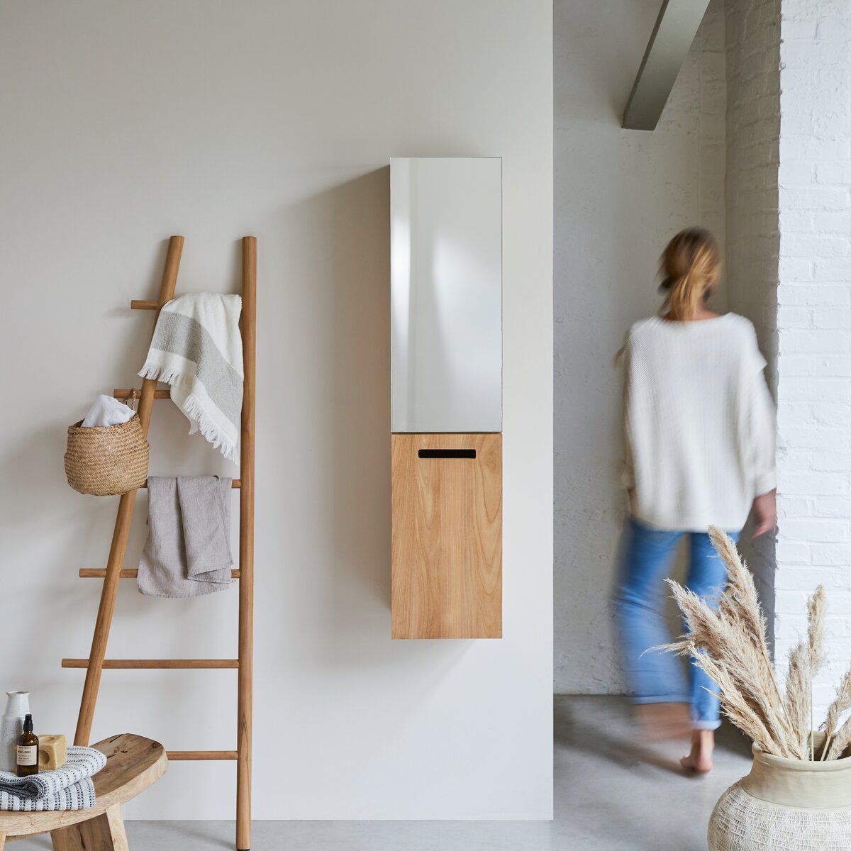 Line - Hochschrank mit Spiegel aus massivem Teak Line - Hochschrank mit Spiegel aus massivem Teak