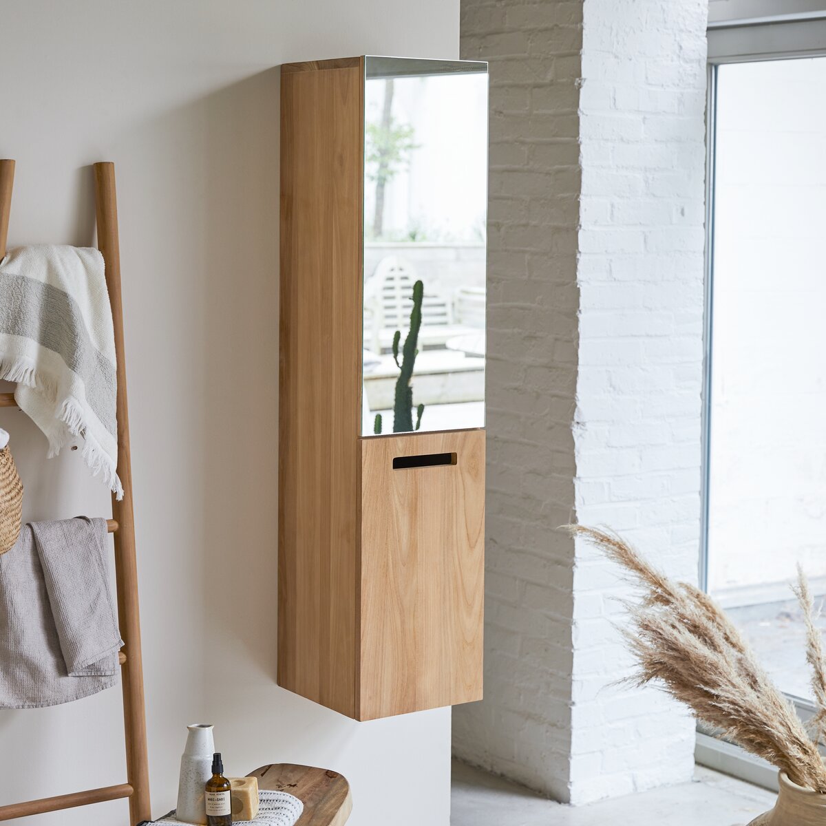 Line - Hochschrank mit Spiegel aus massivem Teak Line - Hochschrank mit Spiegel aus massivem Teak