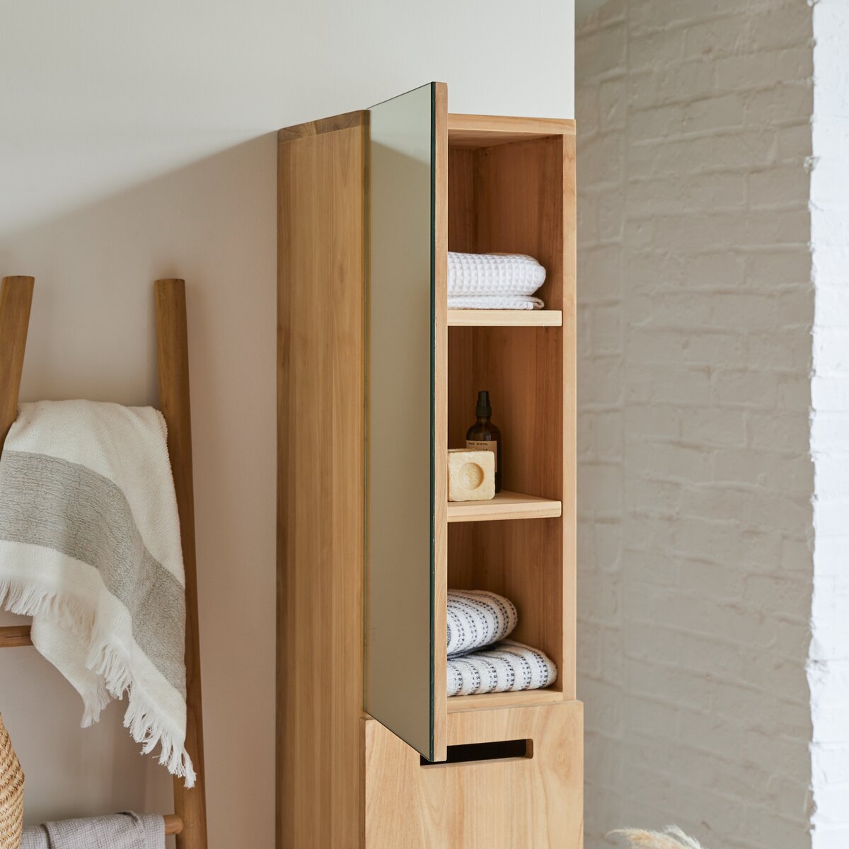 Line - Hochschrank mit Spiegel aus massivem Teak Line - Hochschrank mit Spiegel aus massivem Teak